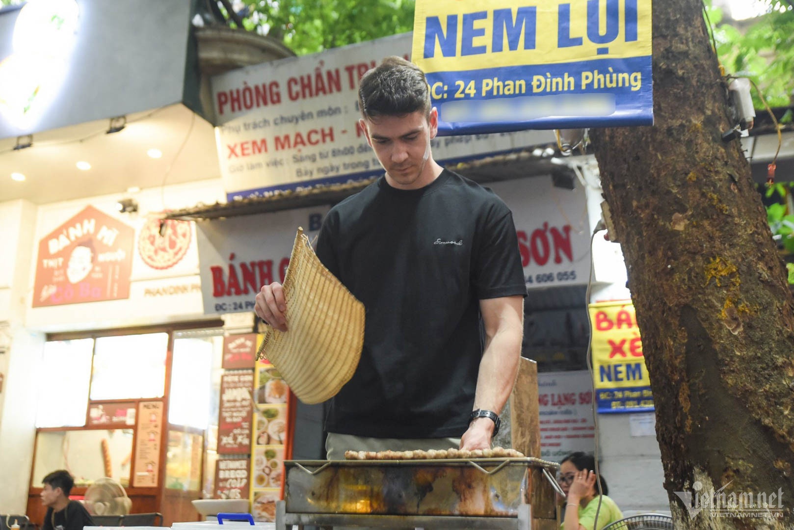 Chang Tay nuong nem lui, ban banh xeo tren via he Ha Noi hinh anh