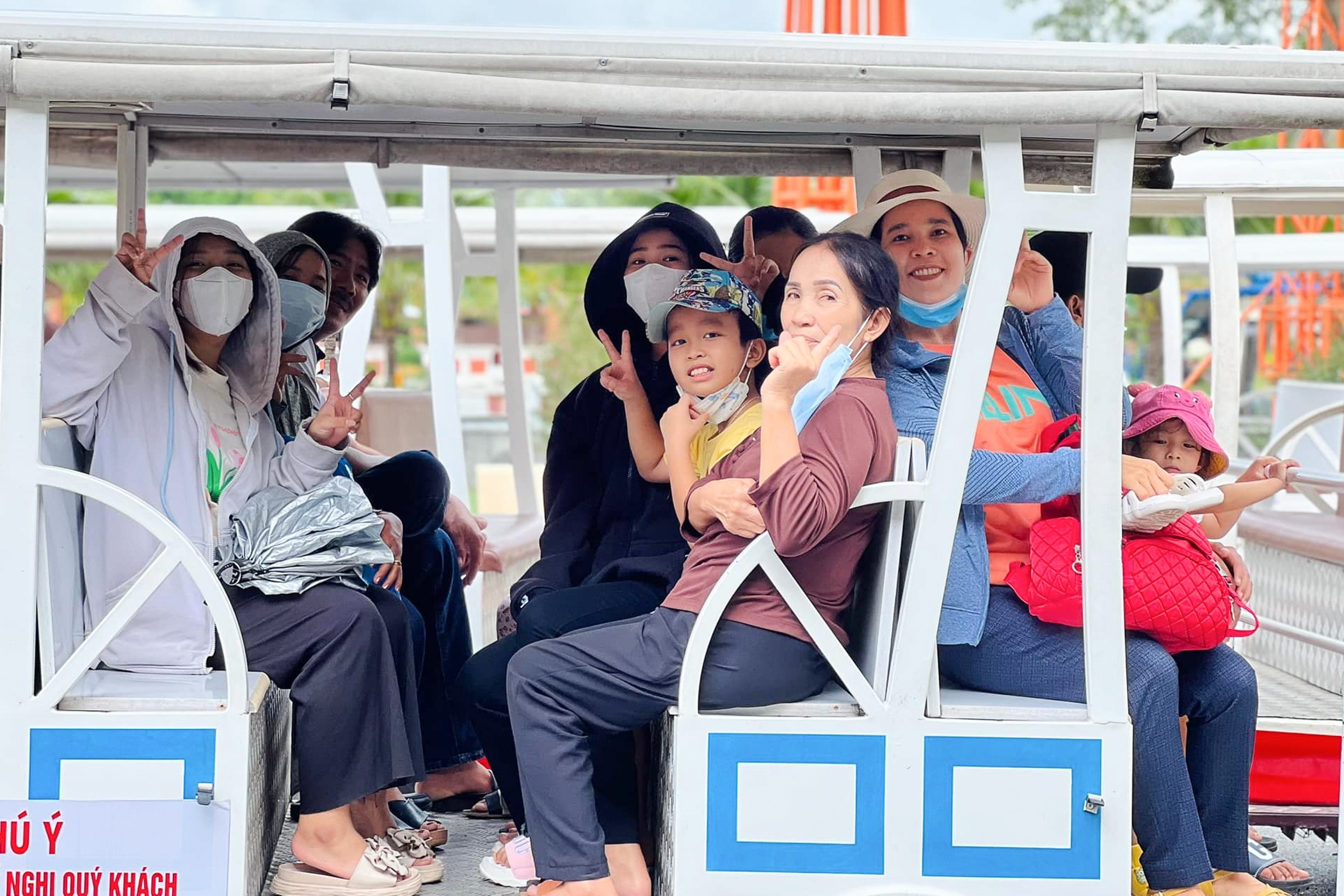 'Dac san' trung luoc, banh mi khi cung phu huynh di du lich hinh anh