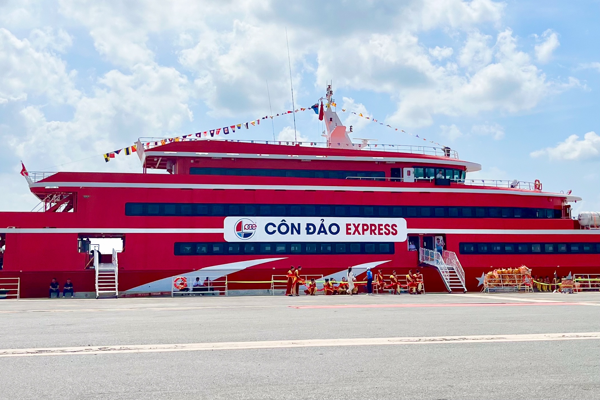 Tau cao toc TP.HCM - Con Dao tam dung trung chuyen khach tu trung tam hinh anh