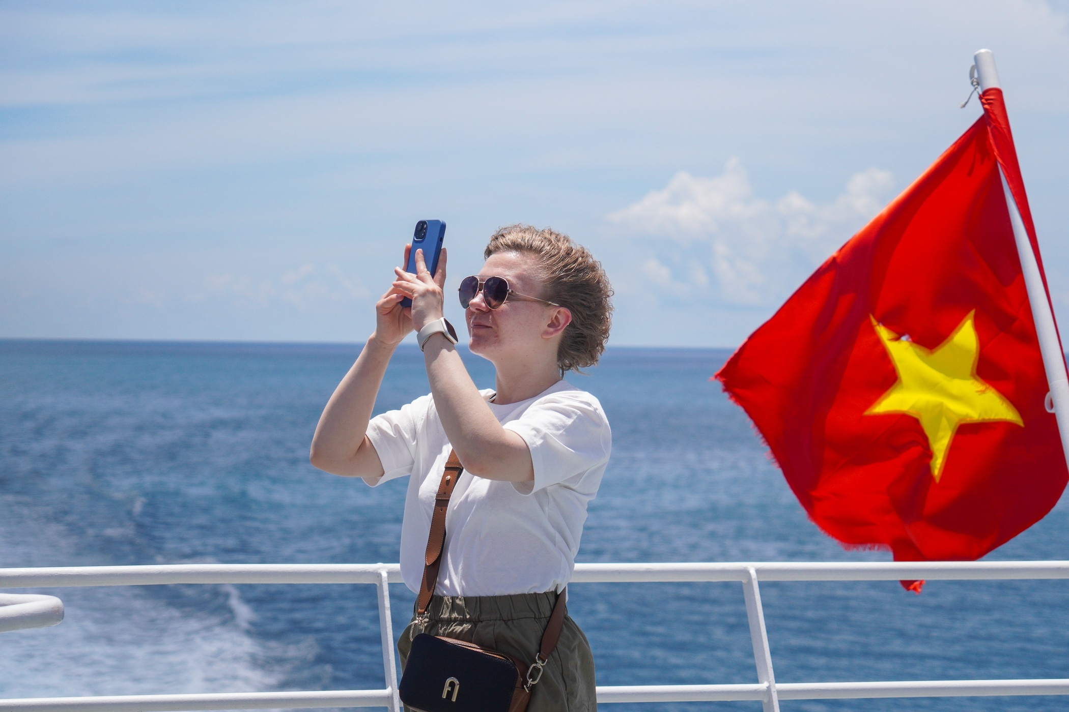 Ben trong tau cao toc tu TP.HCM di Con Dao hinh anh