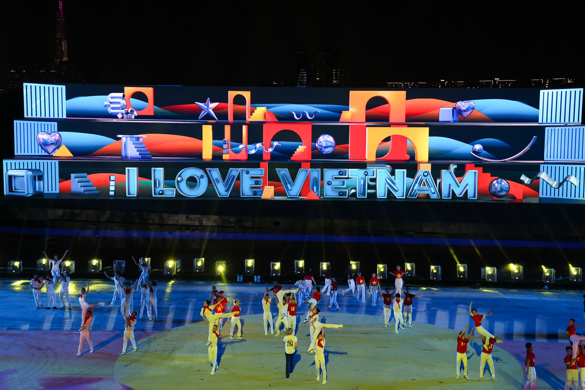 Di chuyen the nao, gui xe o dau khi xem Le hoi Song nuoc 2024? hinh anh