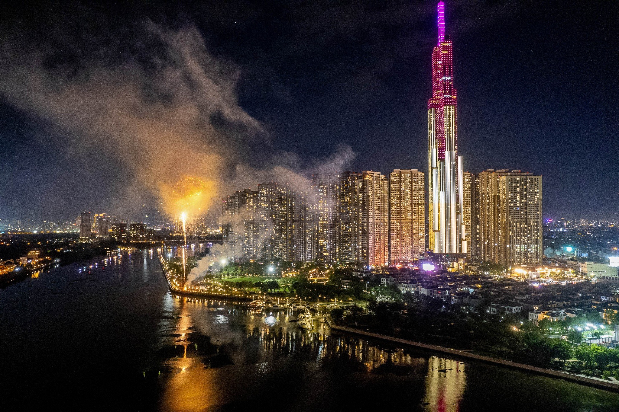 Phao hoa thap sang bau troi TP.HCM toi khai mac Le hoi Song nuoc hinh anh