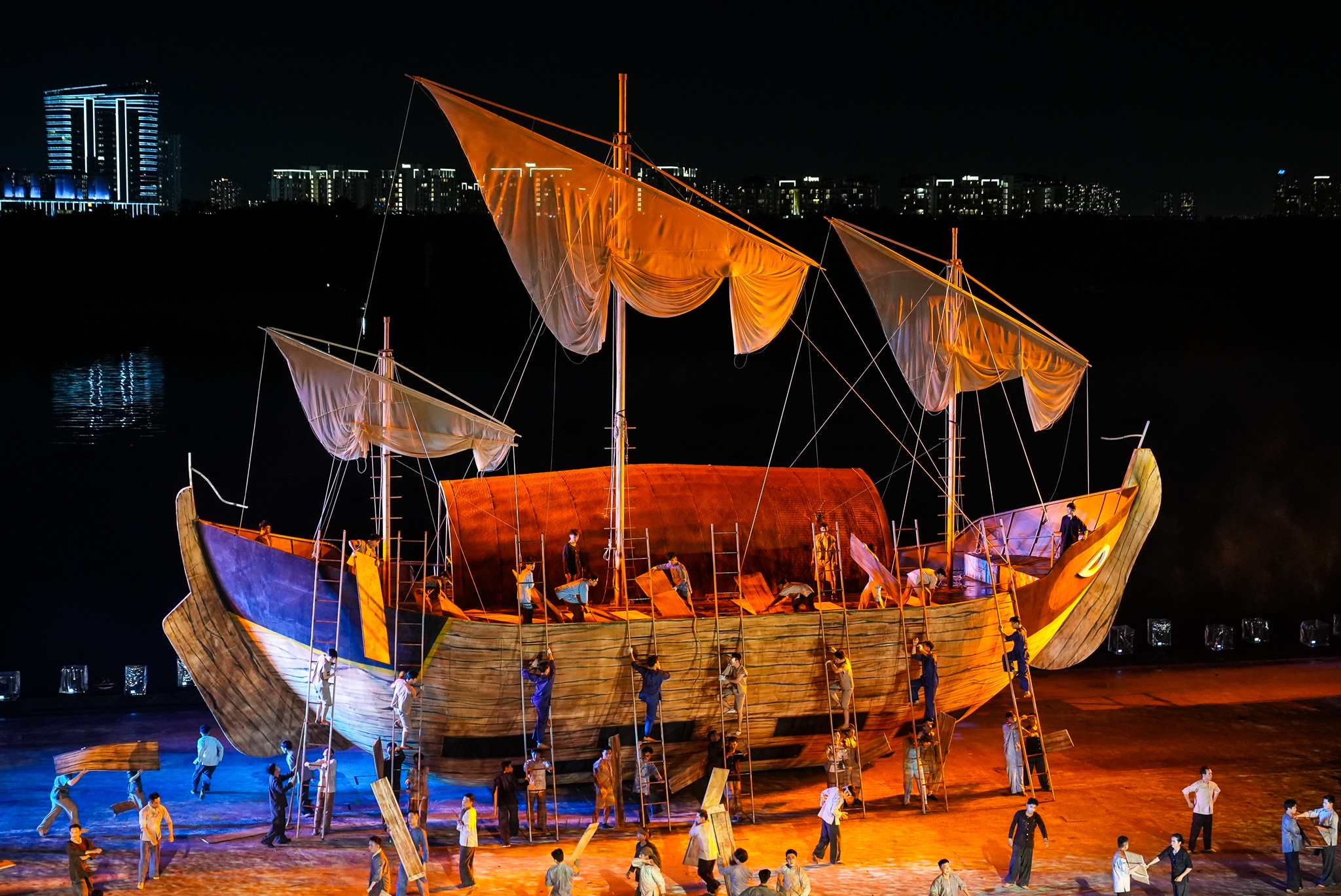 Man nhan voi nhac kich 'bom tan' tren song Sai Gon hinh anh