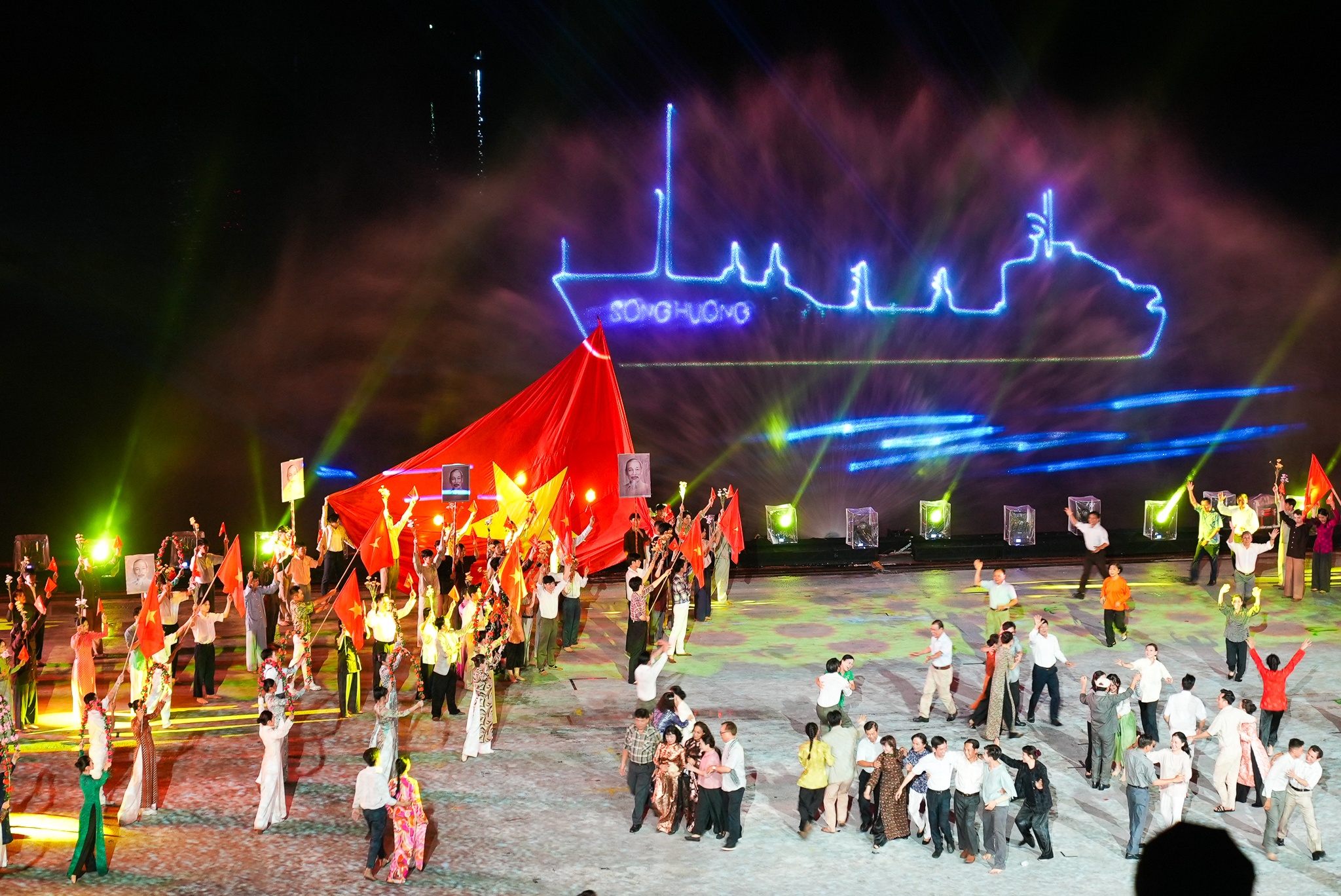 Don 4,5 trieu luot khach, Le hoi Song nuoc lan 2 thu ve 4.250 ty dong hinh anh