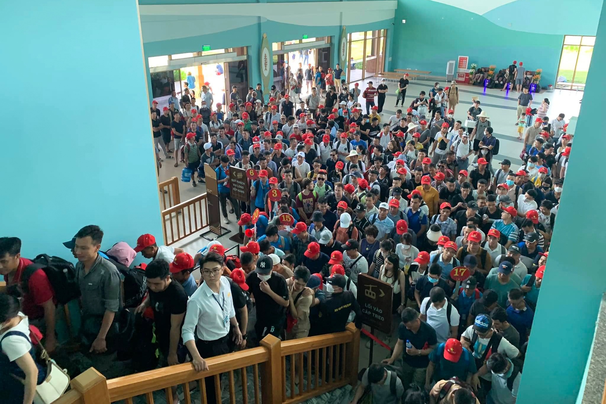 Khach den Cat Ba dong chua tung co hinh anh