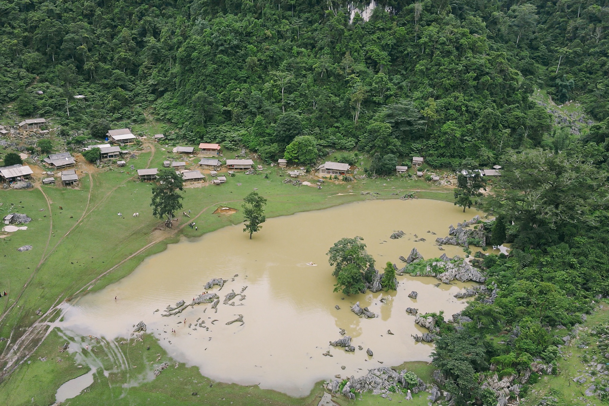 Hang Tau hoa song sau mua lon, du khach cheo thuyen, loi nuoc check-in hinh anh