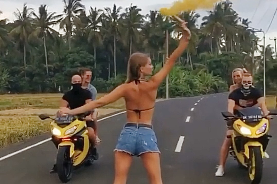 Bali muon dep khach 'ngang nguoc' hinh anh