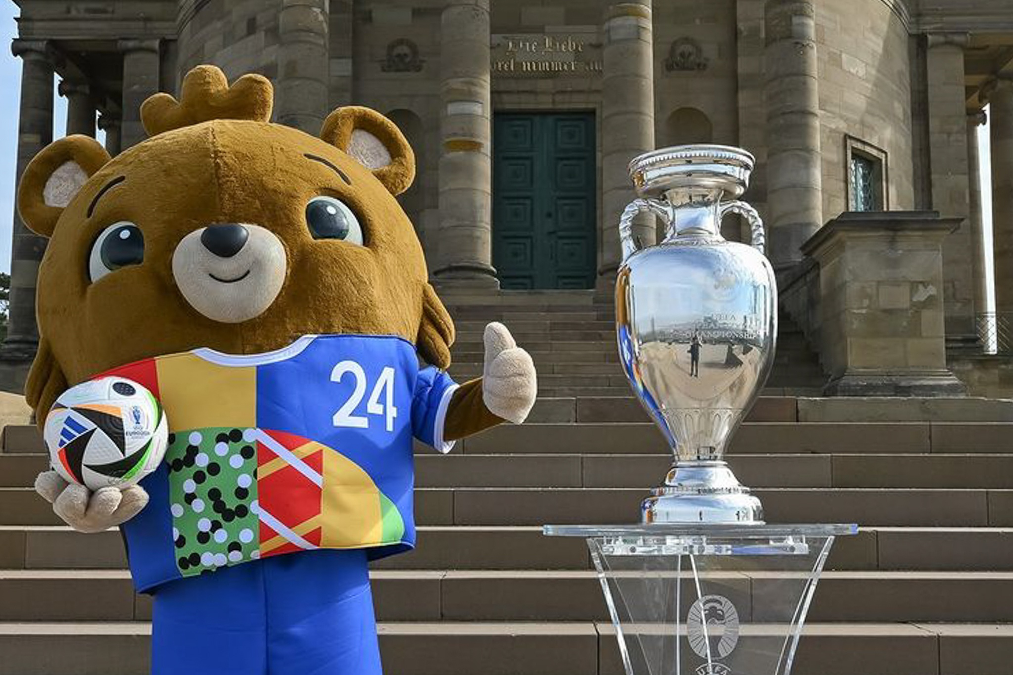 Duc co the 'bo tui' 1 ty USD nho du khach xem EURO hinh anh