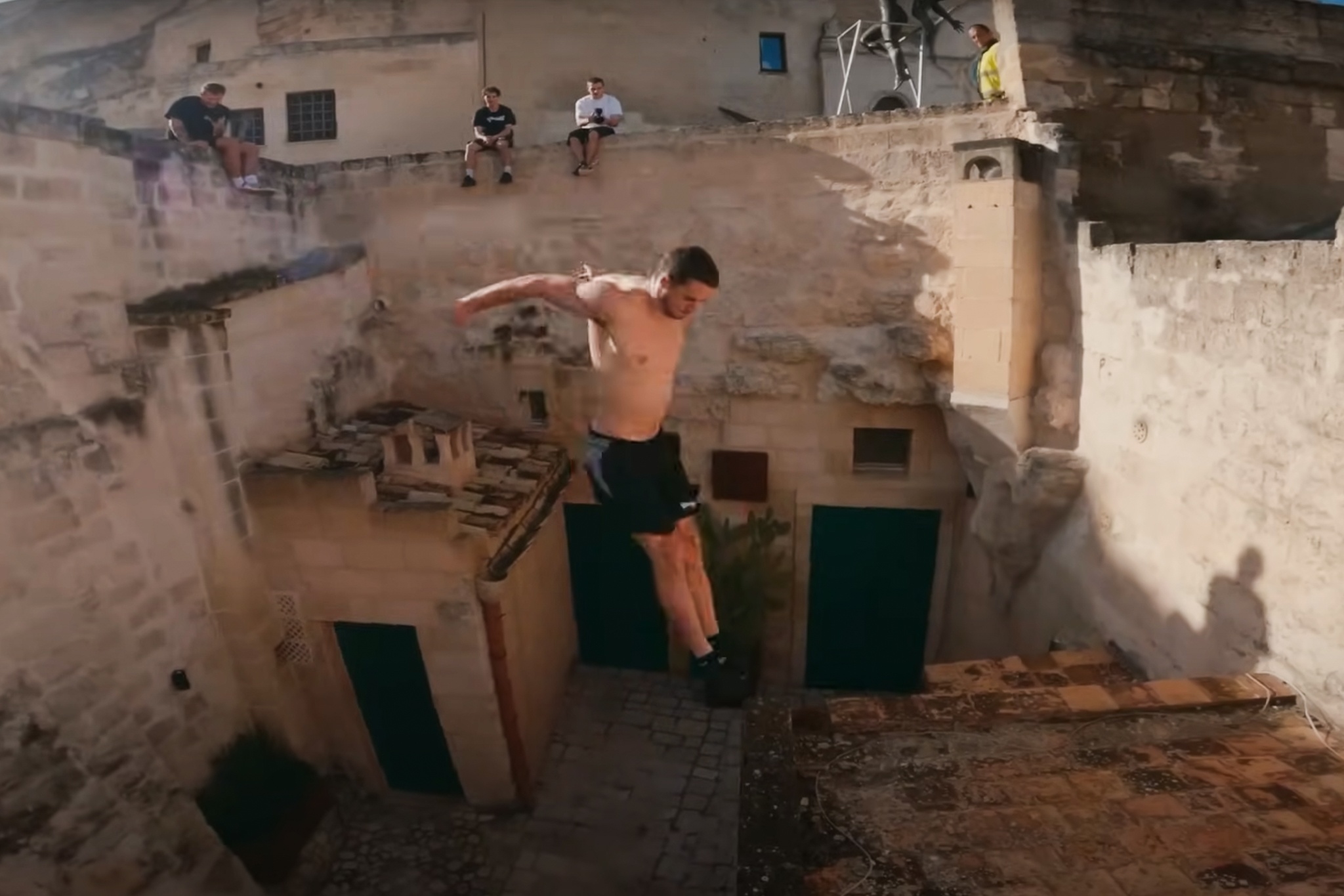 Khach choi parkour pha hoai toa nha lich su o Italy hinh anh