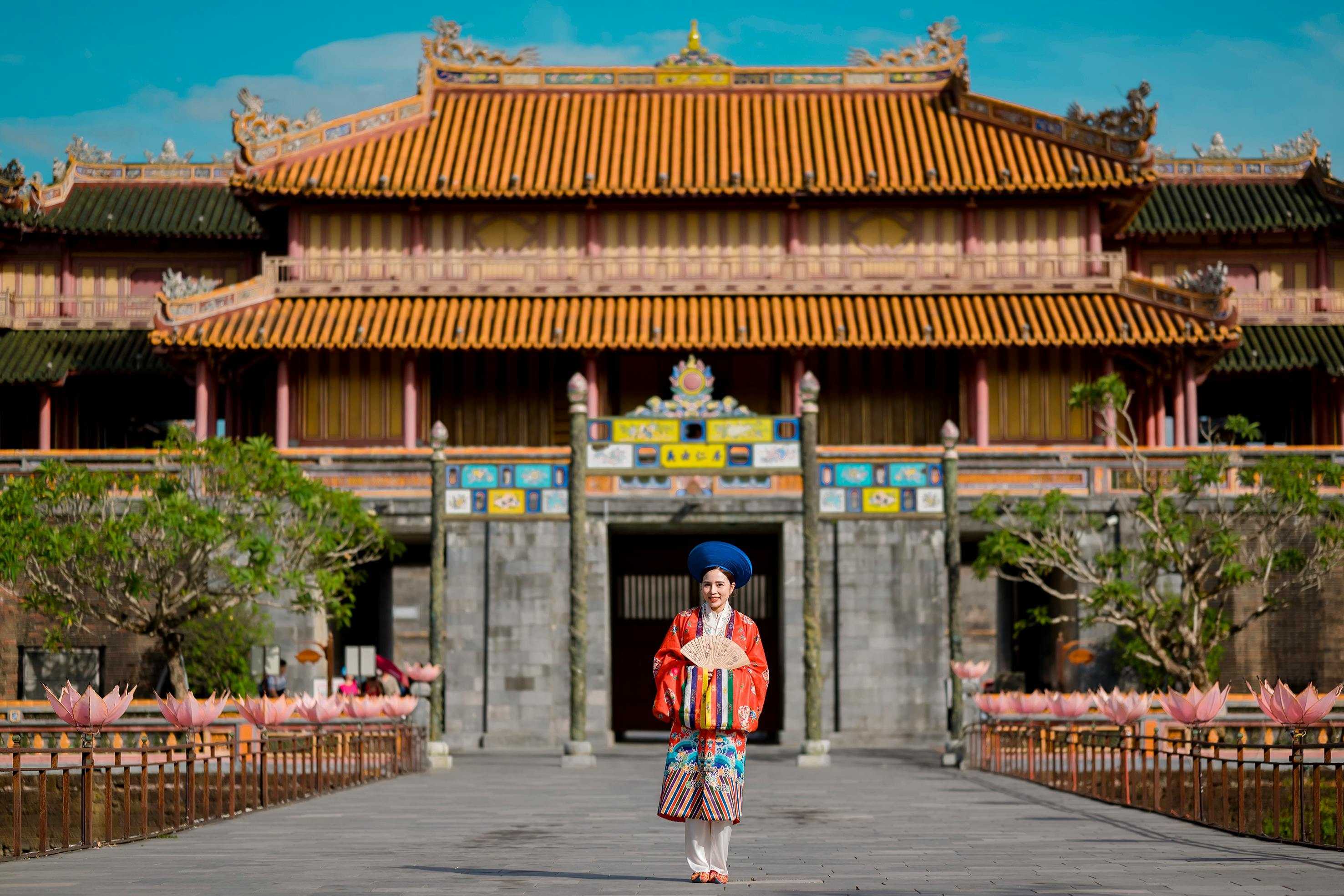 CTV ban tour lay anh Tu Cam Thanh minh hoa Dai Noi Hue hinh anh