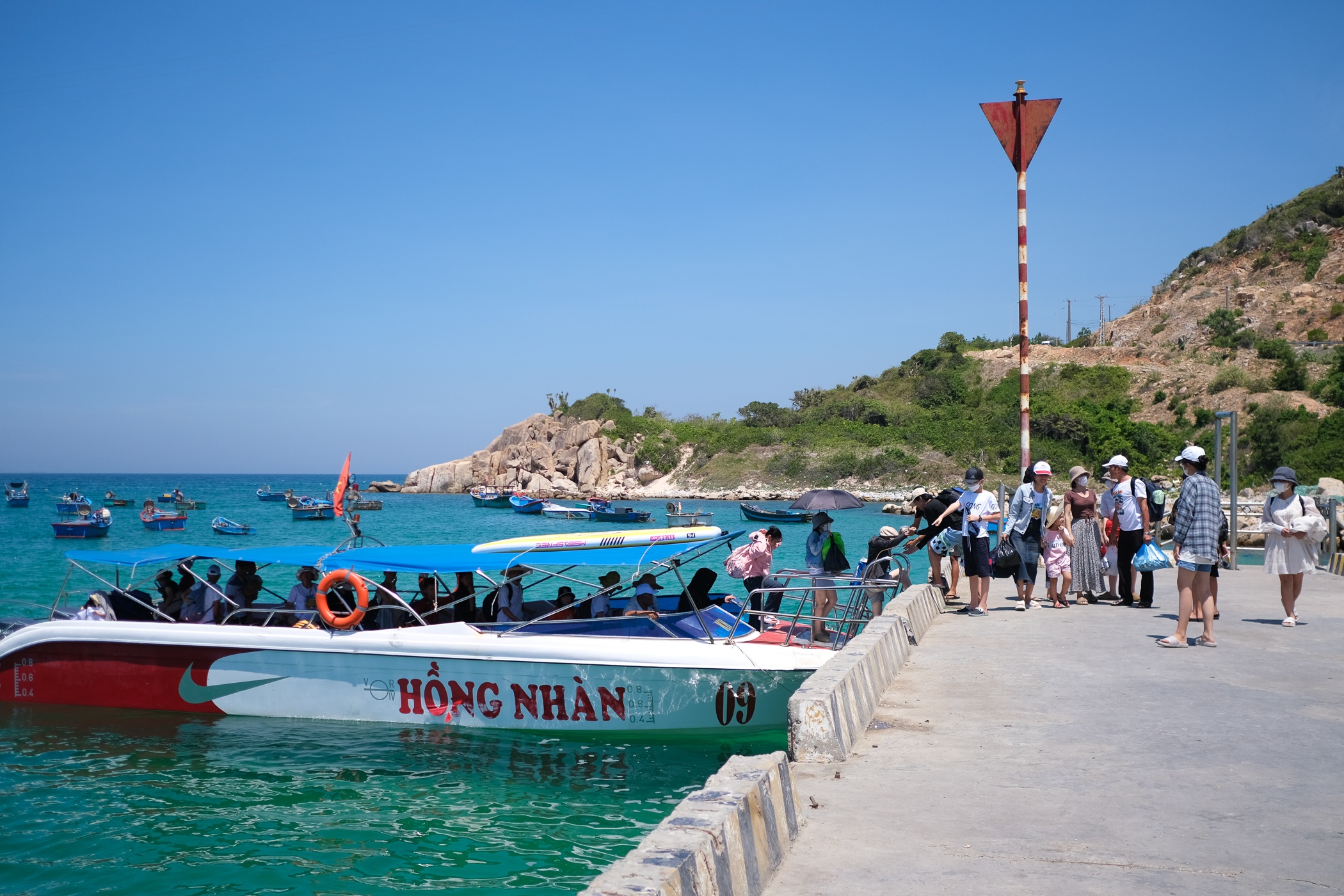 Dao Binh Hung kin khach du bi cam du lich hinh anh