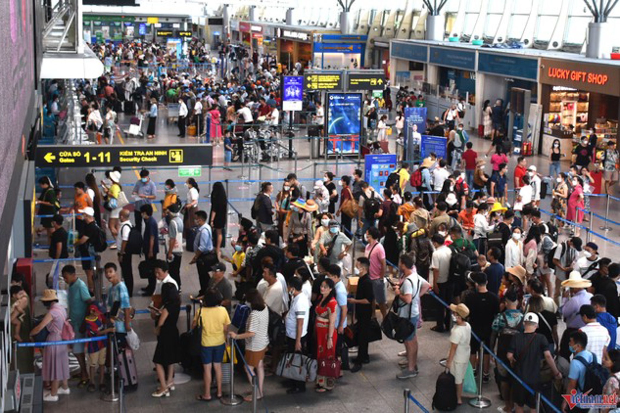 Du khach do xo ve Da Nang xem chung ket phao hoa toi nay hinh anh