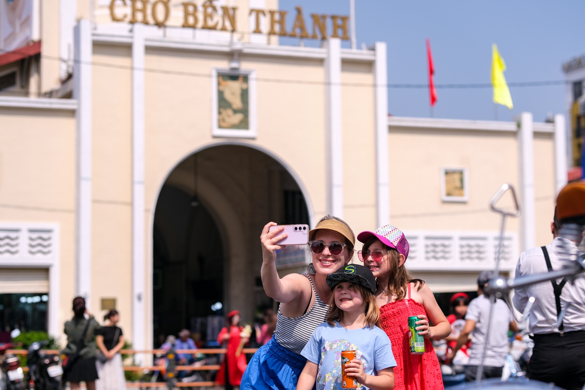 TP.HCM kiem hon 108.000 ty tu du lich sau 7 thang dau nam hinh anh