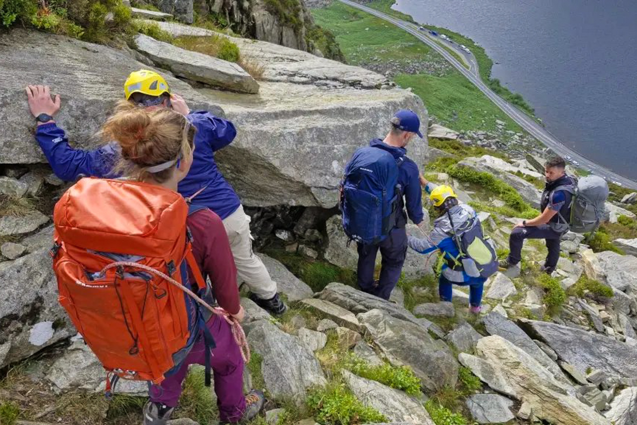 Cuu ho hang loat nguoi leo nui mac ket vi 'du trend' TikTok hinh anh