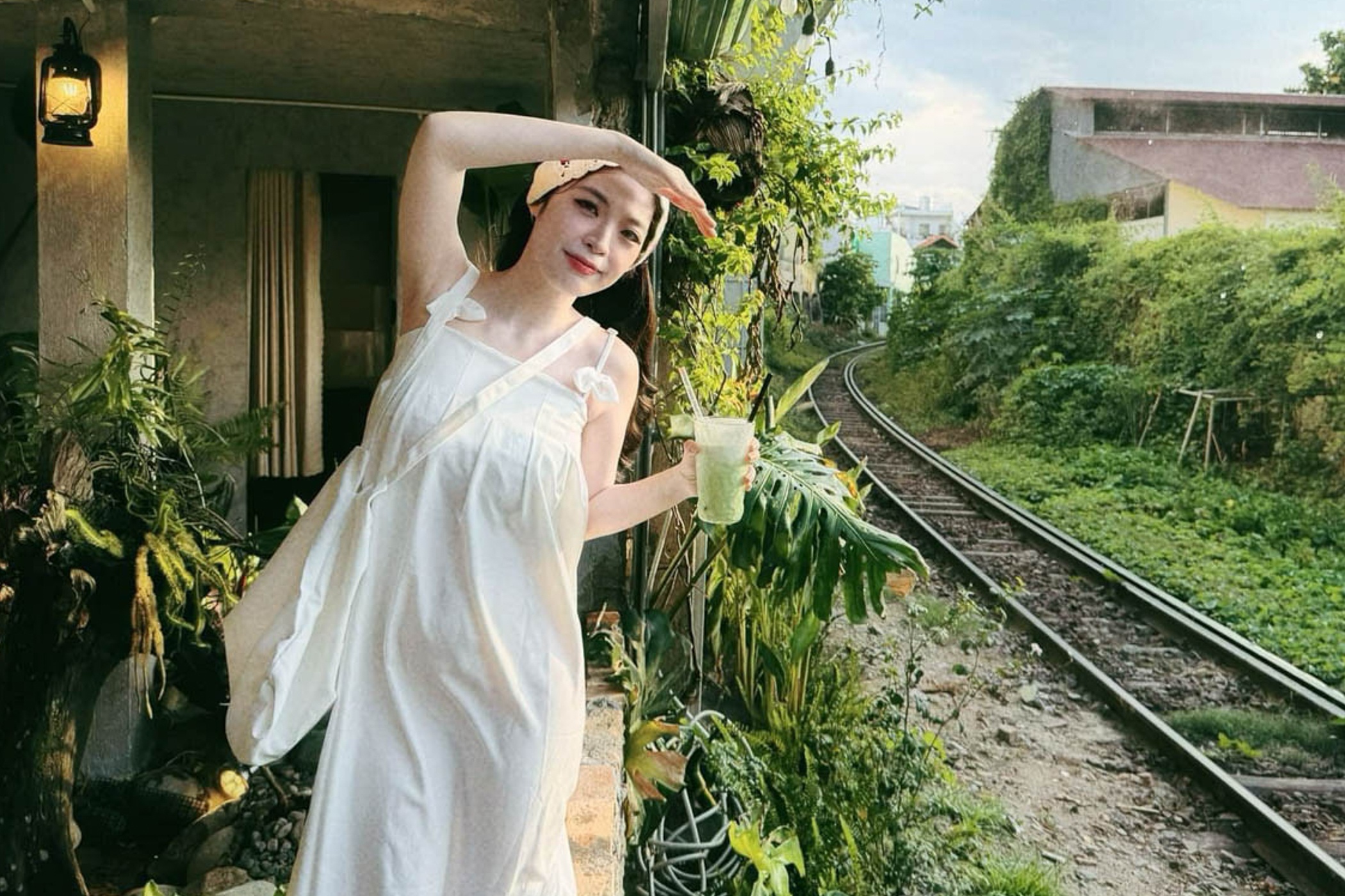 Quan ca phe view duong tau 'than thanh' o Nha Trang hinh anh