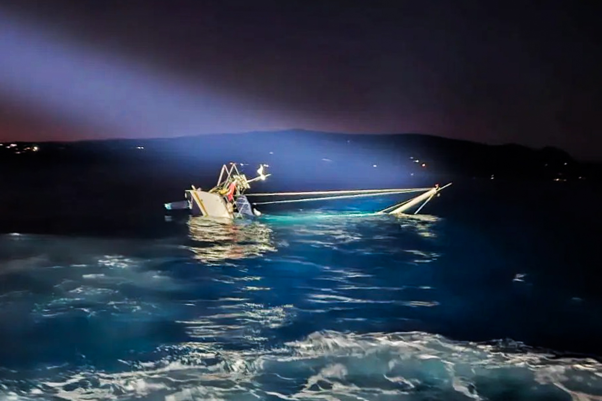 Chìm du thuyền ảnh 1 Chim du thuyen anh 1