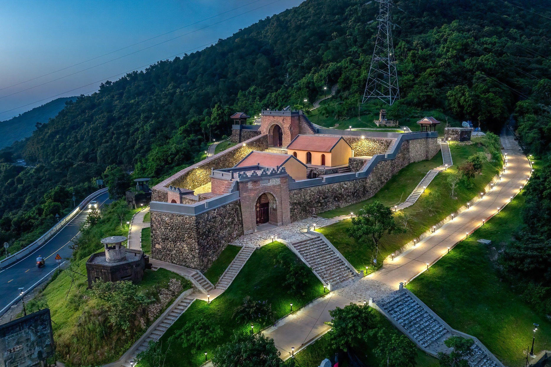 Hai Van Quan don khach mien phi sau khi 'khoac ao moi' hon 42 ty dong hinh anh