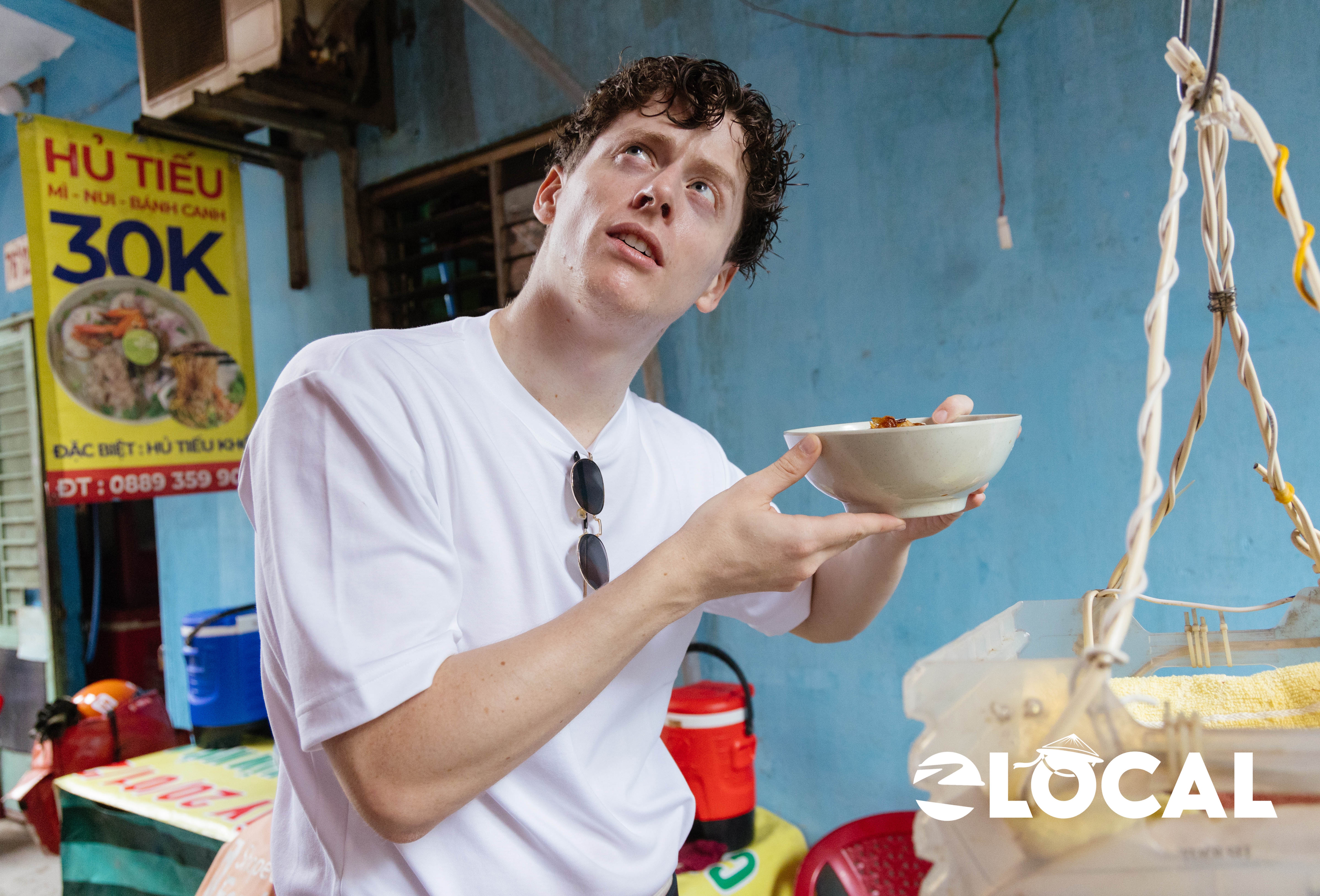 Khach My an hu tieu tha day, uong ca phe vot o TP.HCM hinh anh