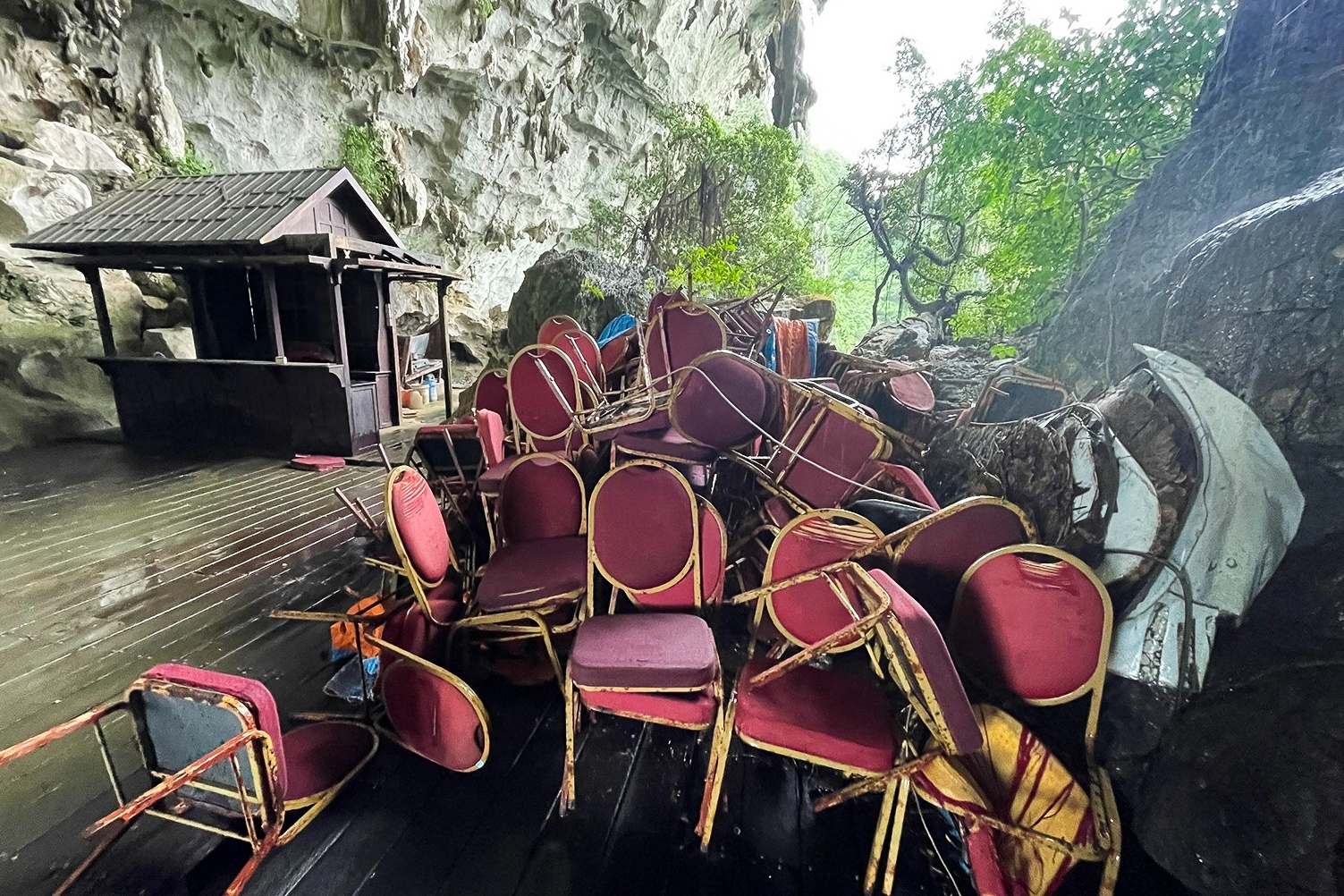 Canh ngon ngang tai diem tham quan noi tieng tren vinh Ha Long hinh anh