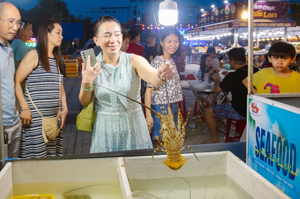 Le hoi Tom hum anh 1