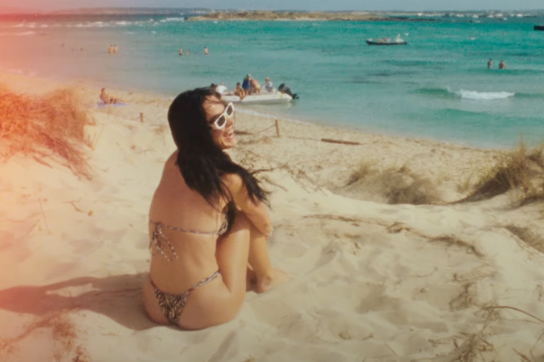 Katy Perry bi to quay MV trai phep tren dao tai Tay Ban Nha hinh anh