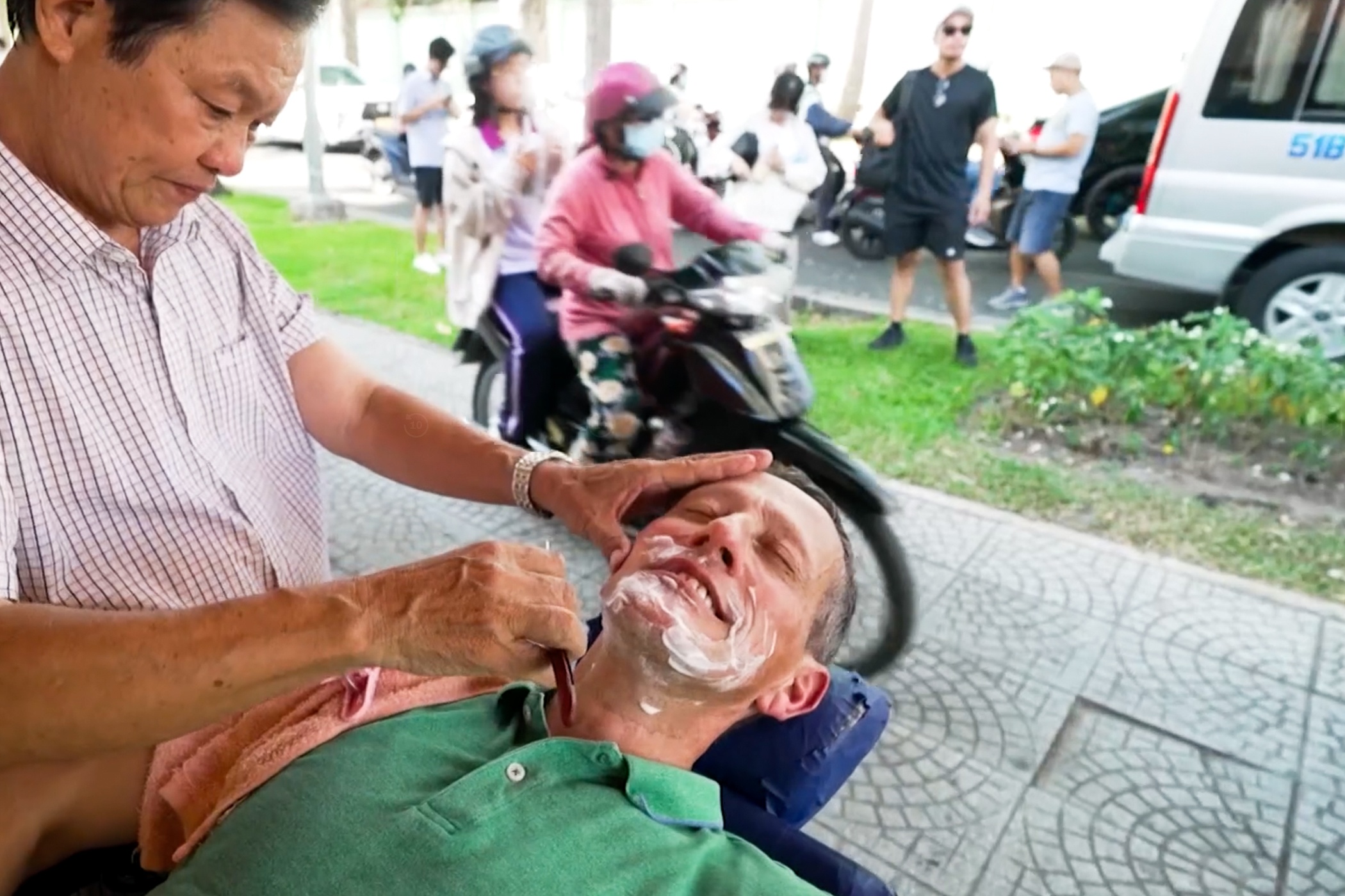 MC noi tieng CNN phan khich khi qua duong, cat toc tai TP.HCM hinh anh