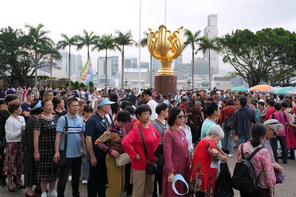 Khach Trung Quoc bi de doa vi khong chiu mua sam o Hong Kong hinh anh