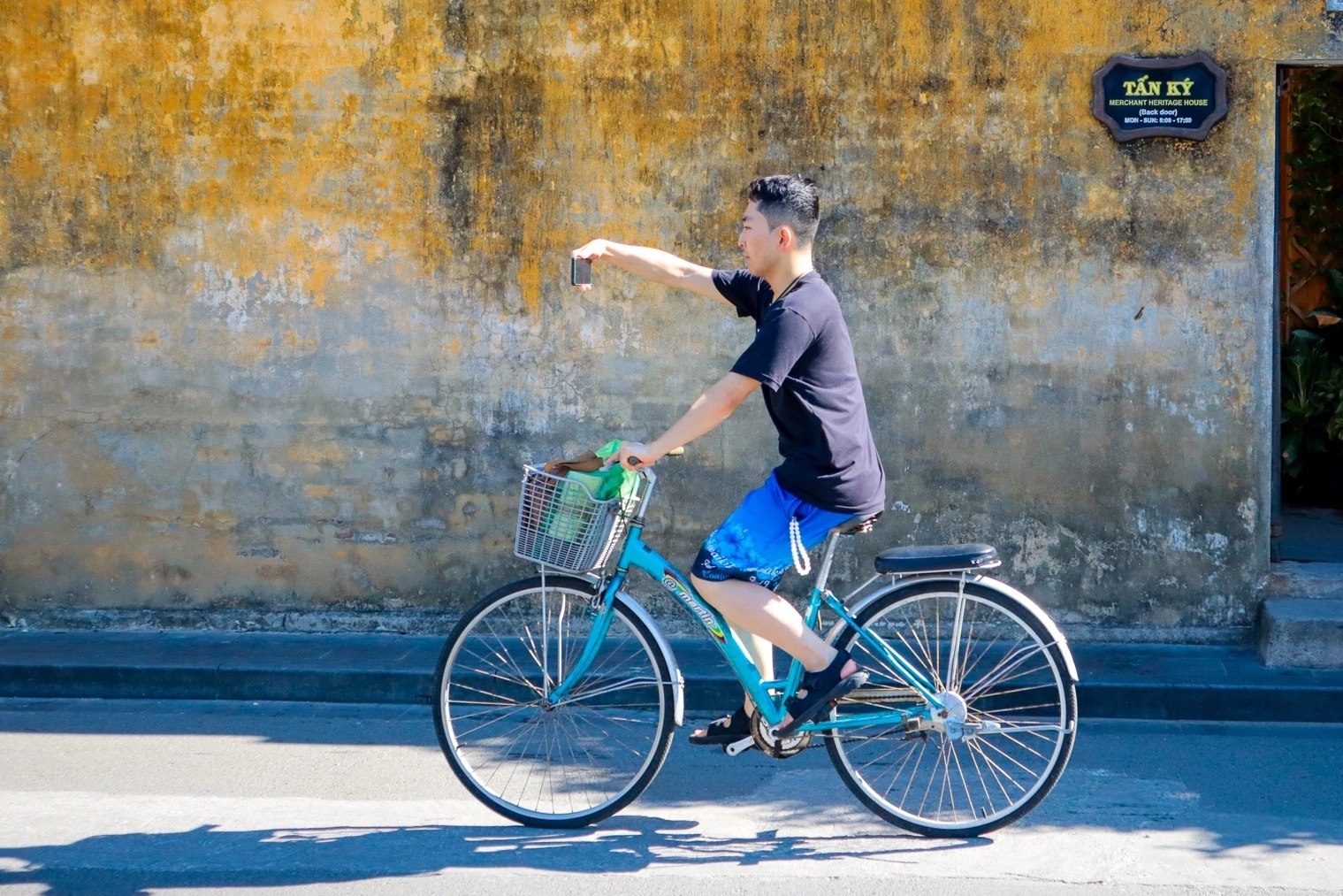 Huong dan vien hoa tho anh khi khach thich 'song ao' hinh anh