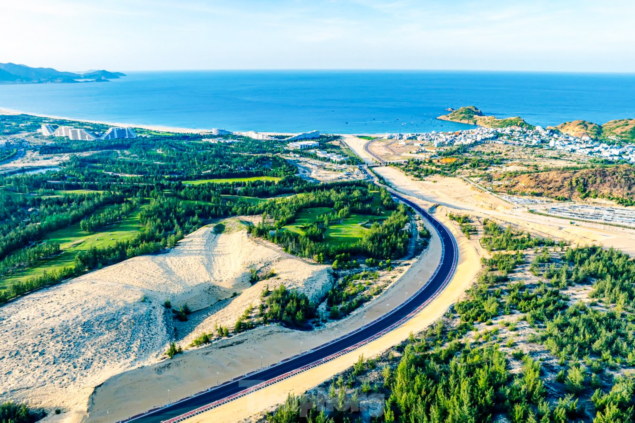 Con duong xuyen doi cat dep nhu tranh o Binh Dinh hinh anh