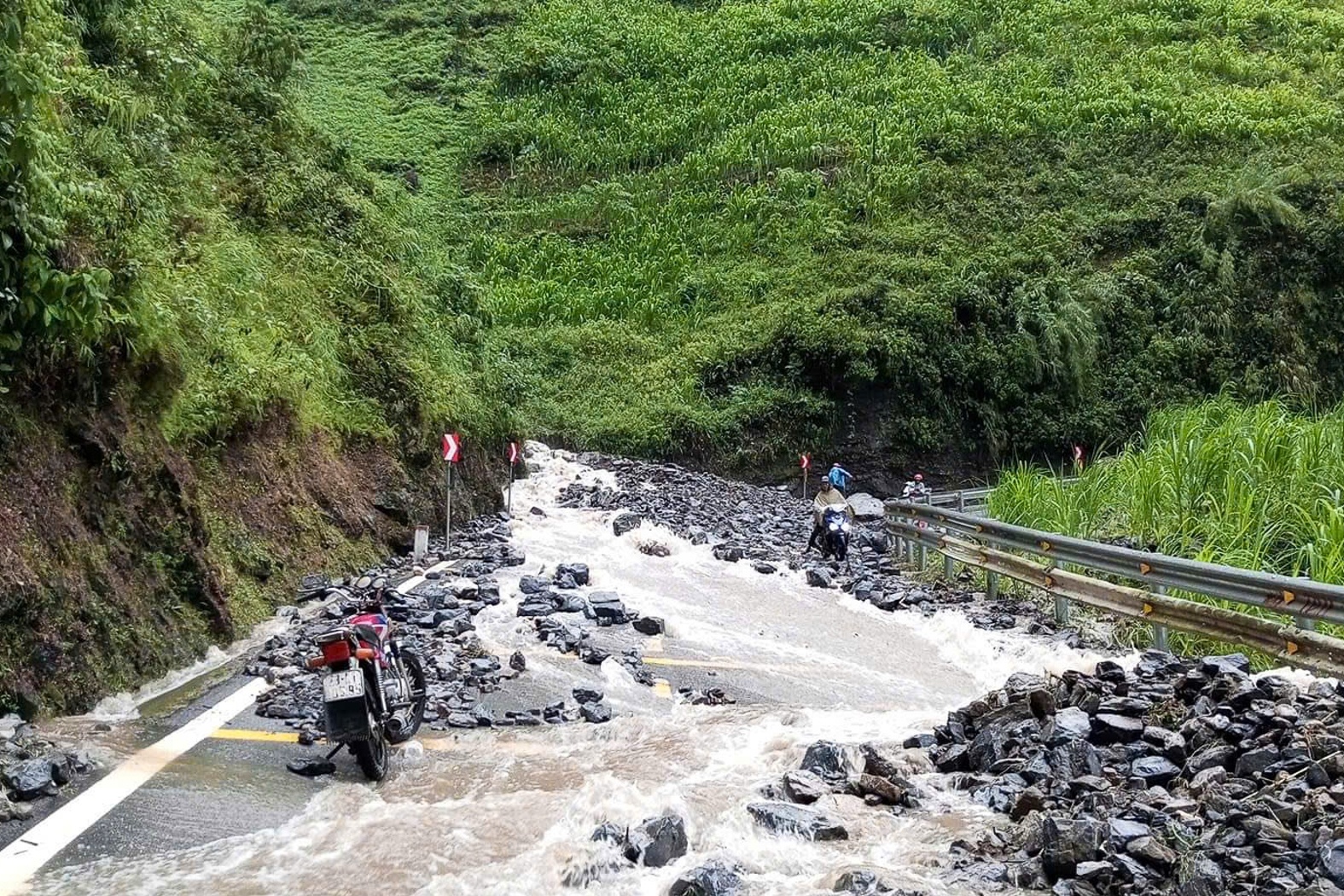 Du khach 'mac ket' vi sat lo tren deo Ma Pi Leng hinh anh