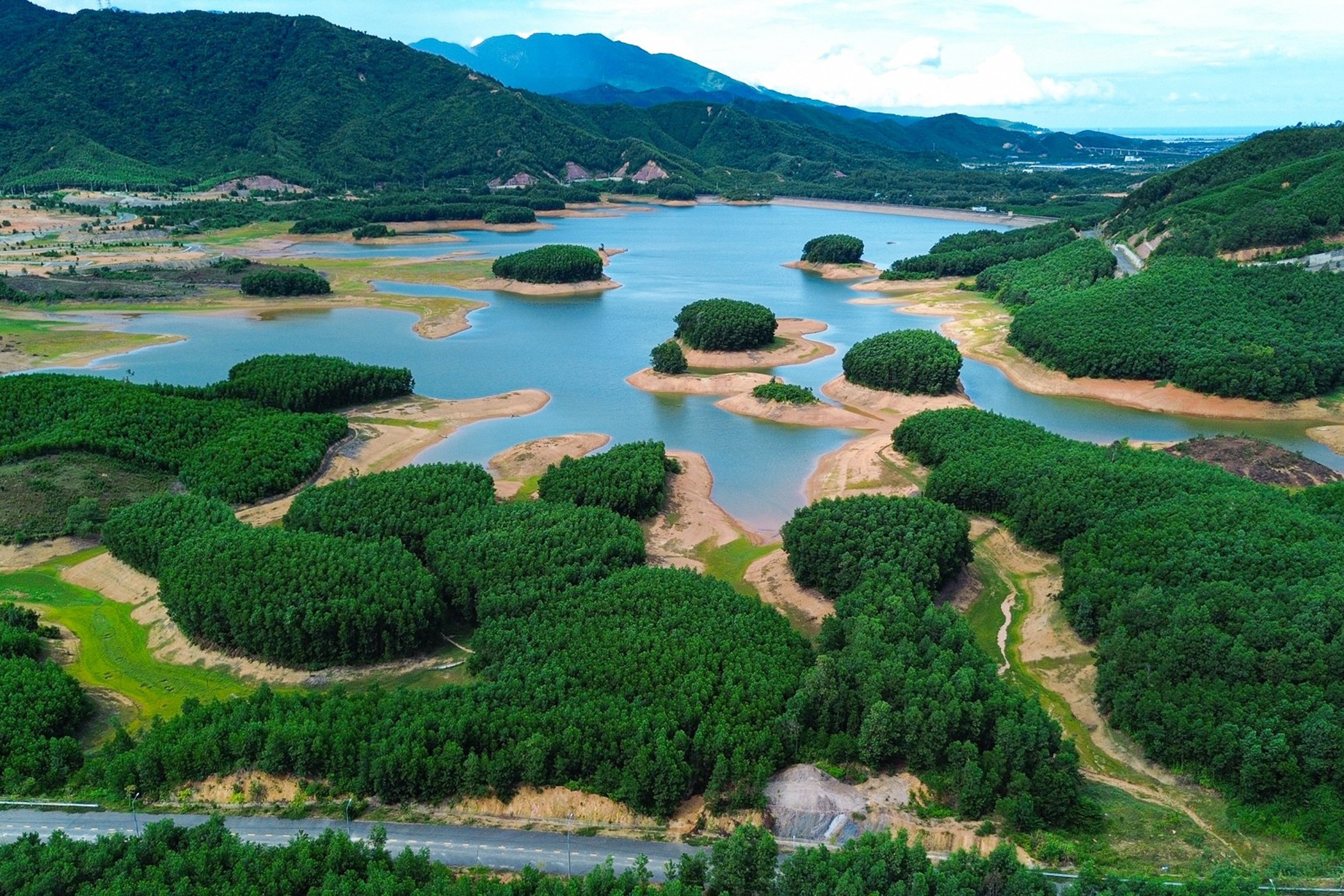 Diem 'chua lanh' duoc vi nhu vinh Ha Long thu nho o Da Nang hinh anh