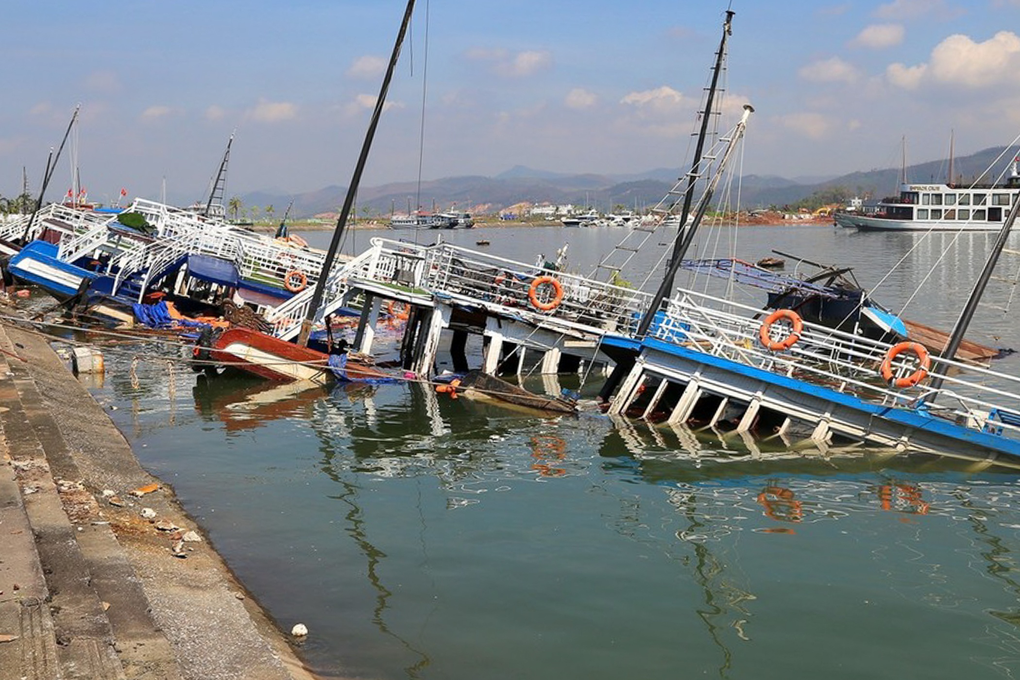 Mon moi cho truc vot tau du lich chuc ty dong chim o Quang Ninh hinh anh