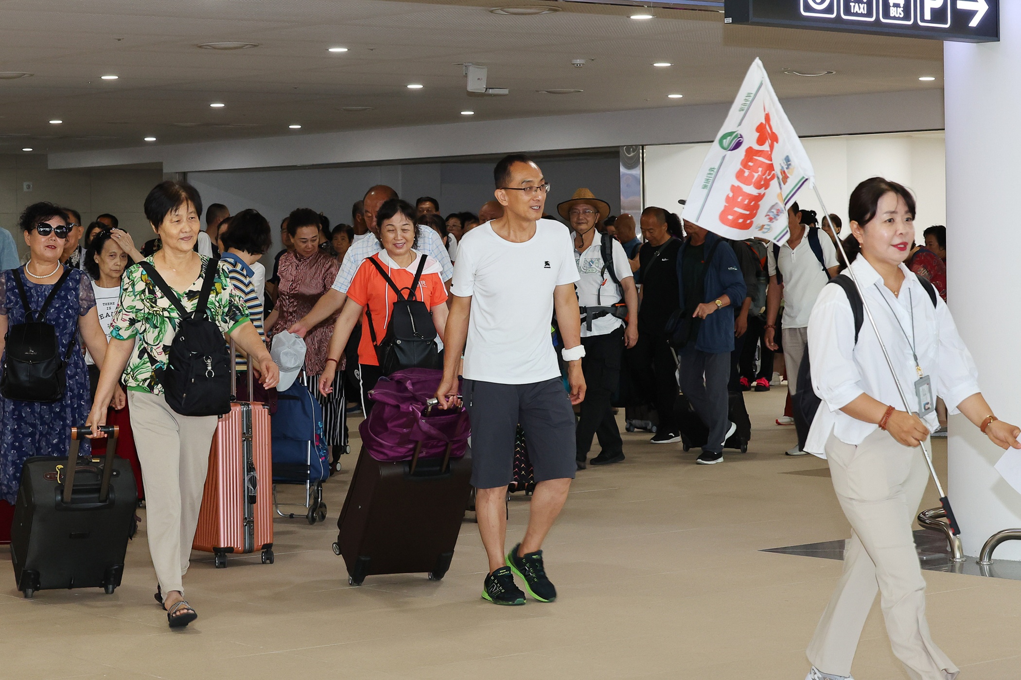 Dong gia du khach, dieu tra tour ep khach Viet mua sam o Seoul hinh anh