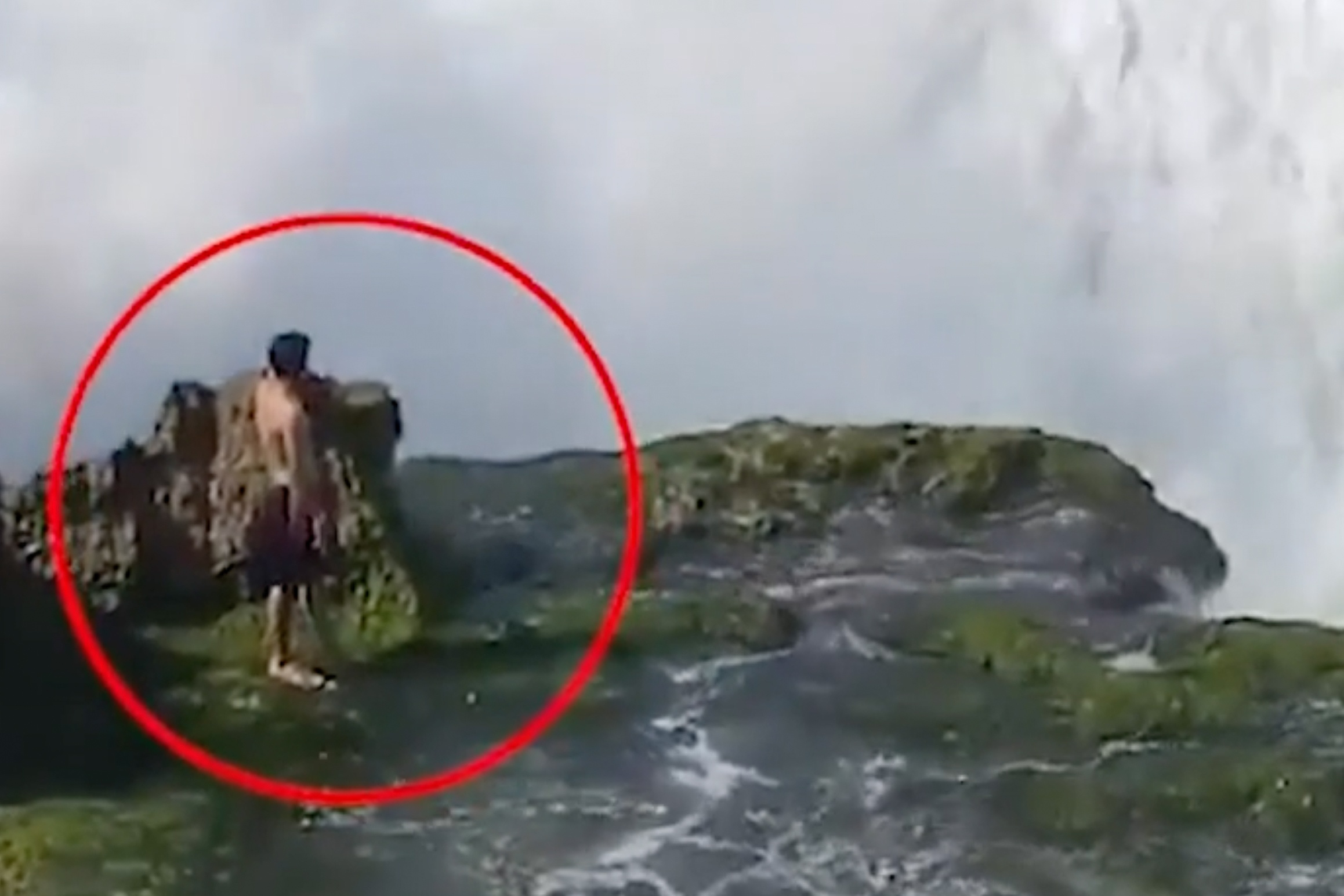 Bi song cuon phang khi dung ngam bien tai Indonesia hinh anh