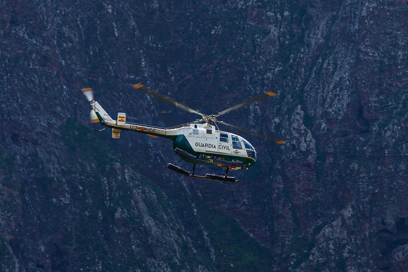 Nam thanh nien treo lo lung tren vach da tai Tay Ban Nha hinh anh