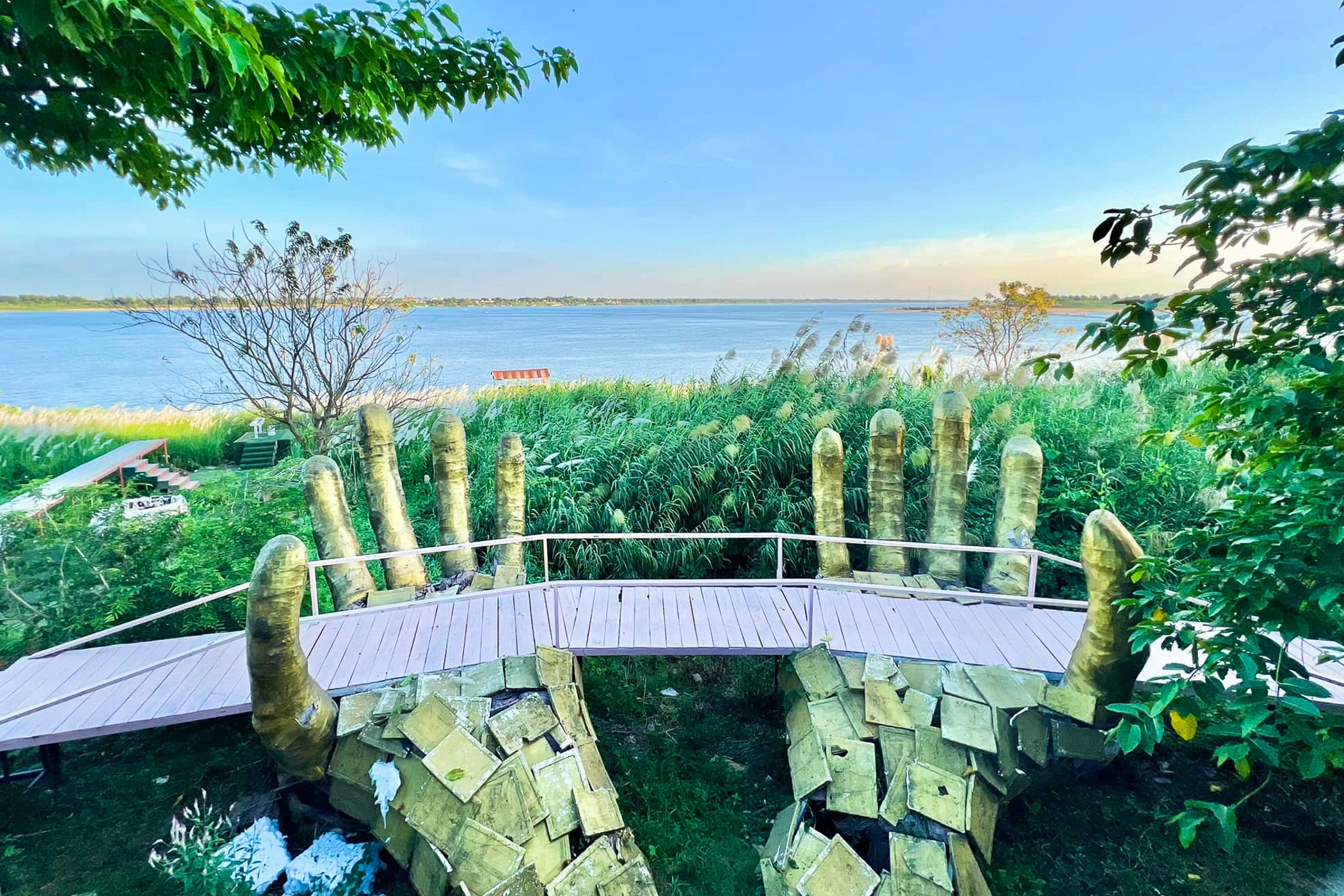 Can canh Cau Vang ban 'nhai' o Campuchia hinh anh