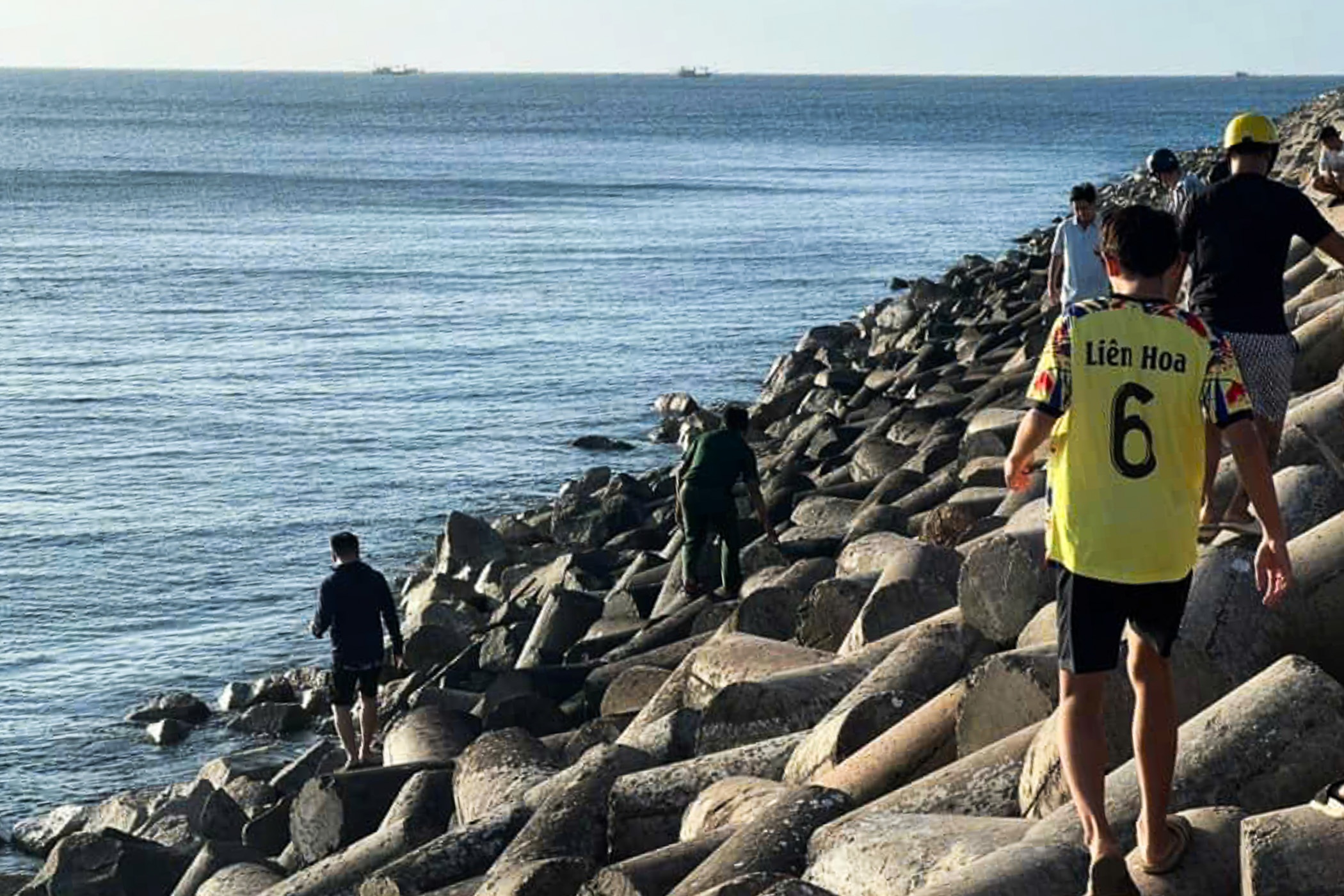 Tim thay nan nhan cuoi cung vu 6 du khach bi cuon troi o dao Phu Quy hinh anh