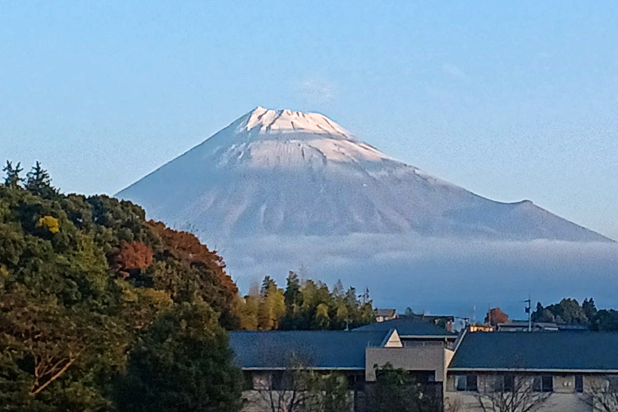 Cuoi cung tuyet da roi tren nui Phu Si hinh anh