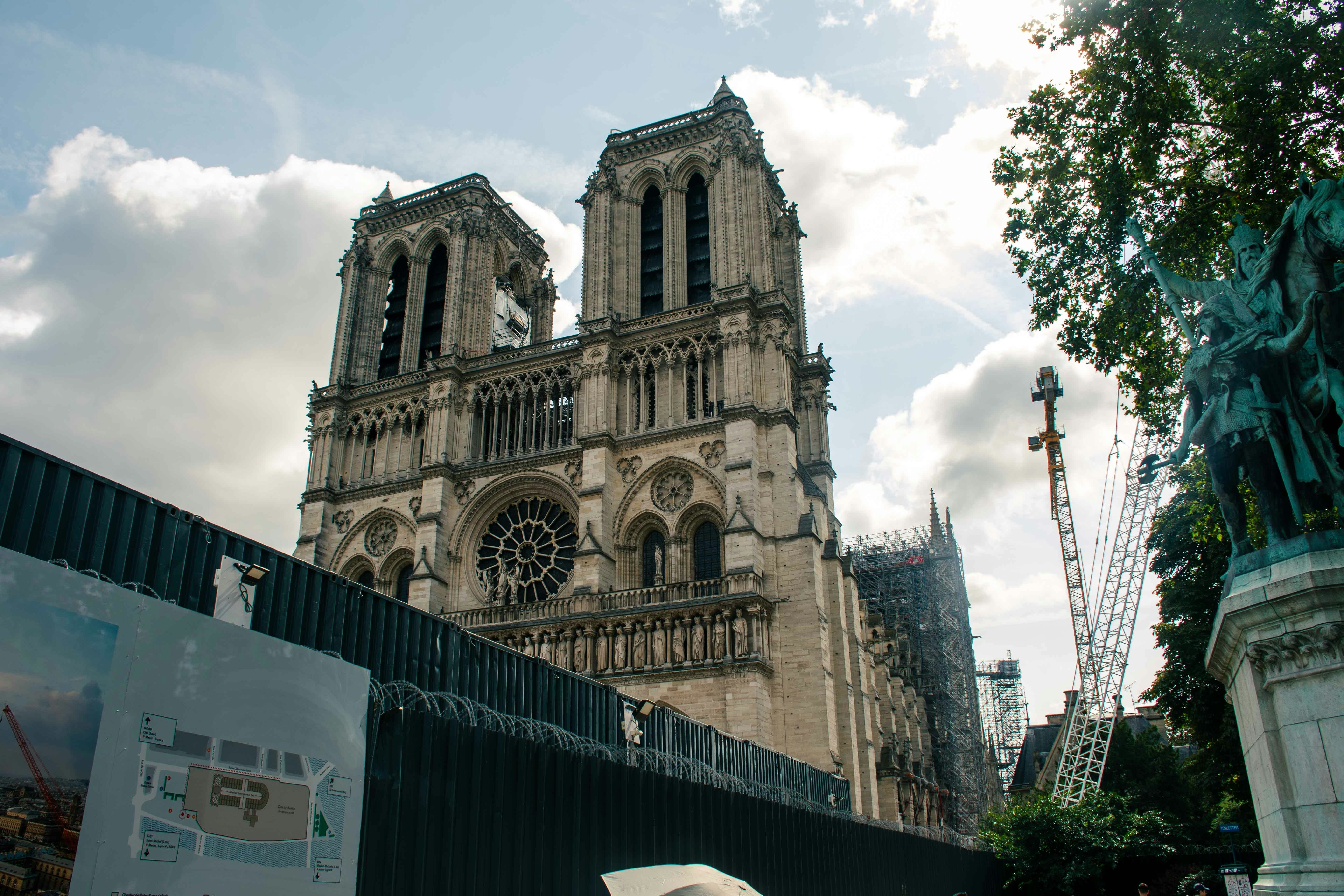 Cuoi cung chuong da vang len tai Nha tho Duc Ba Paris hinh anh