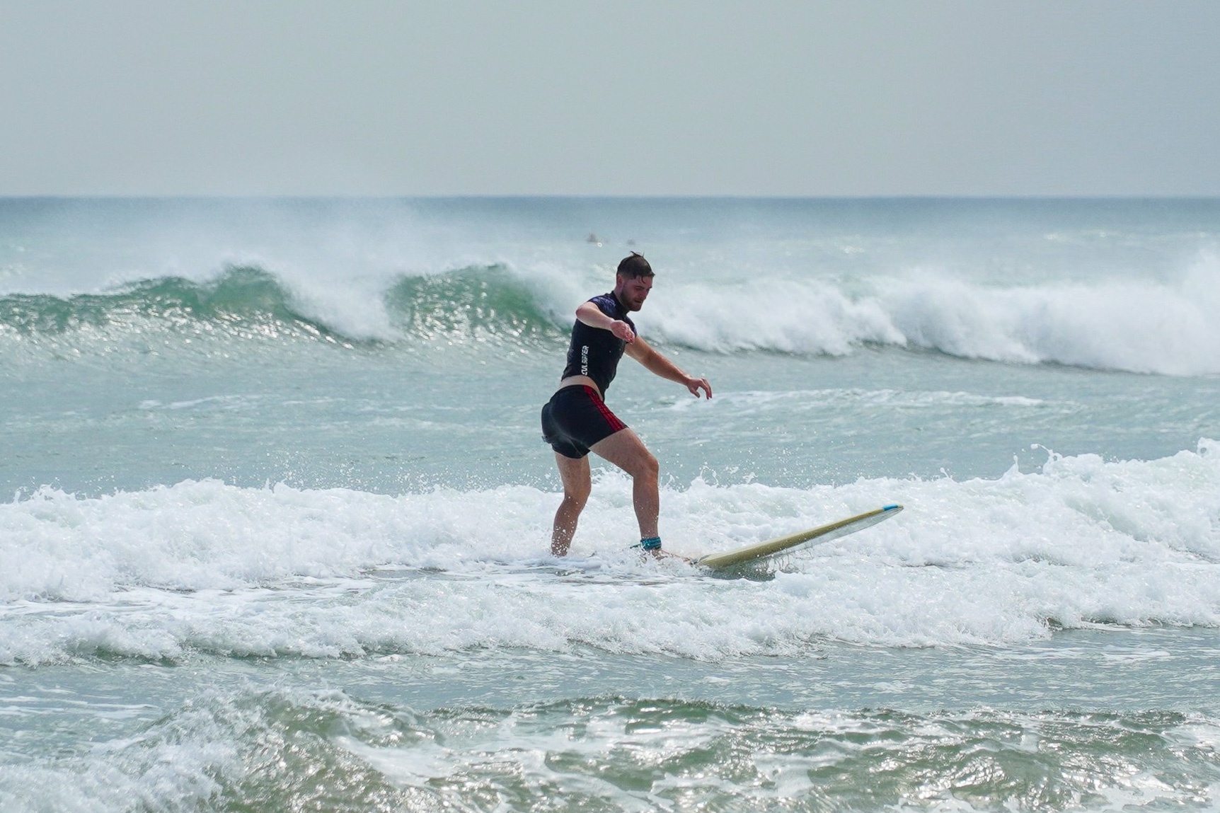 Du khach do ve bien Da Nang 'dap song' mua mua lanh hinh anh