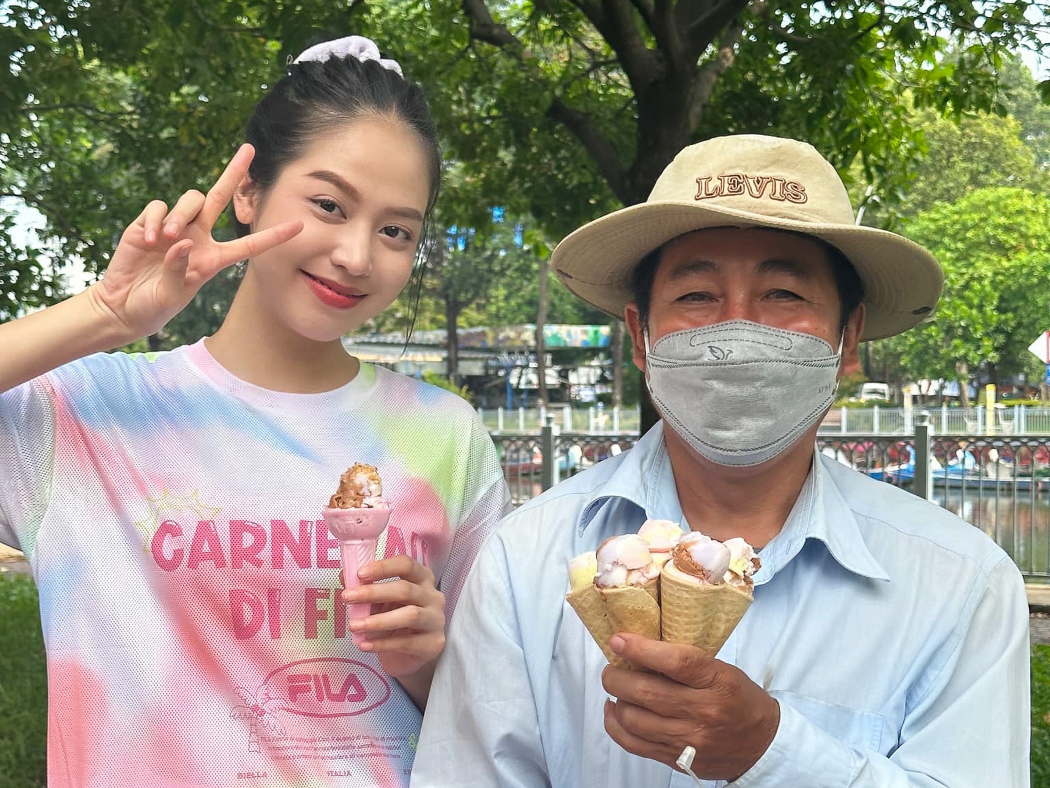 Thanh Thuy 'lang xe' banh trang tron, goi cuon hinh anh