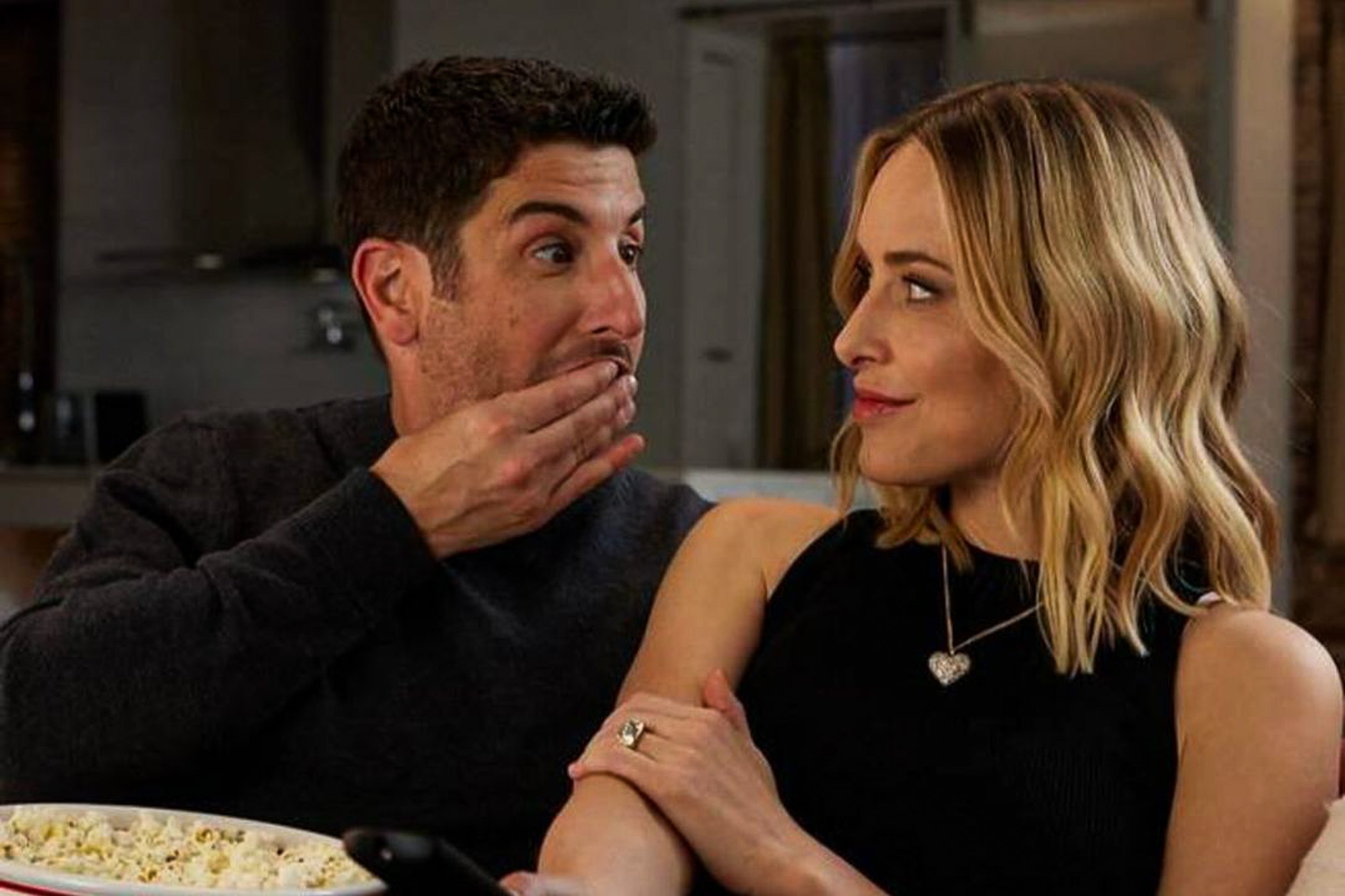 Dien vien My bi chi trich vi len may bay voi dau day chay hinh anh