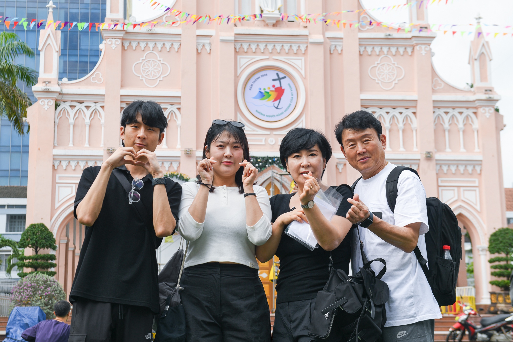 Nha tho Con Ga Da Nang 'ngap' khach Nhat, Han dip Noel hinh anh