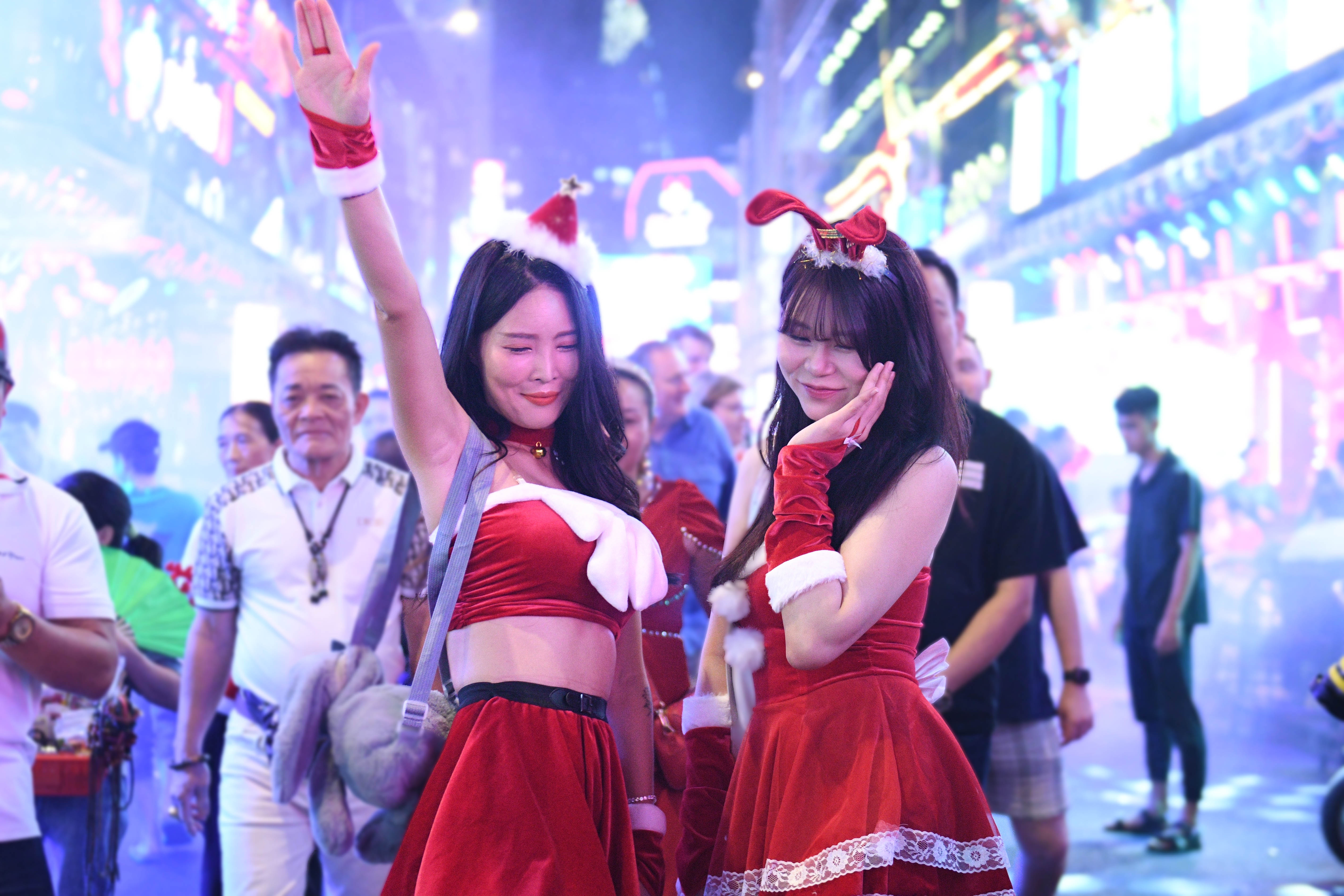 Khach Han 'quay toi ben', khach An livestream don Noel tai TP.HCM hinh anh