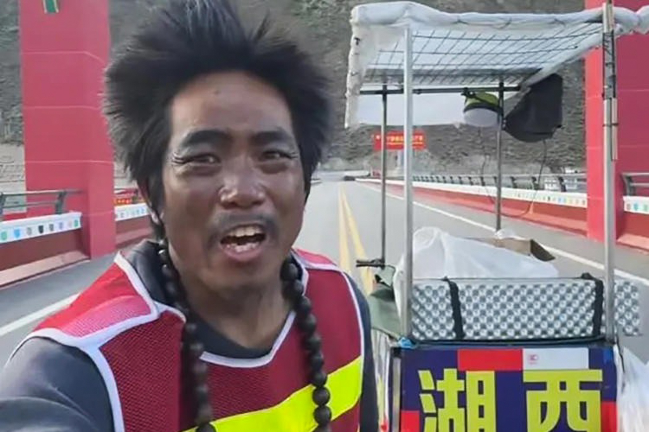 Chang trai Trung Quoc gia nhu ong lao sau 5 thang di phuot hinh anh