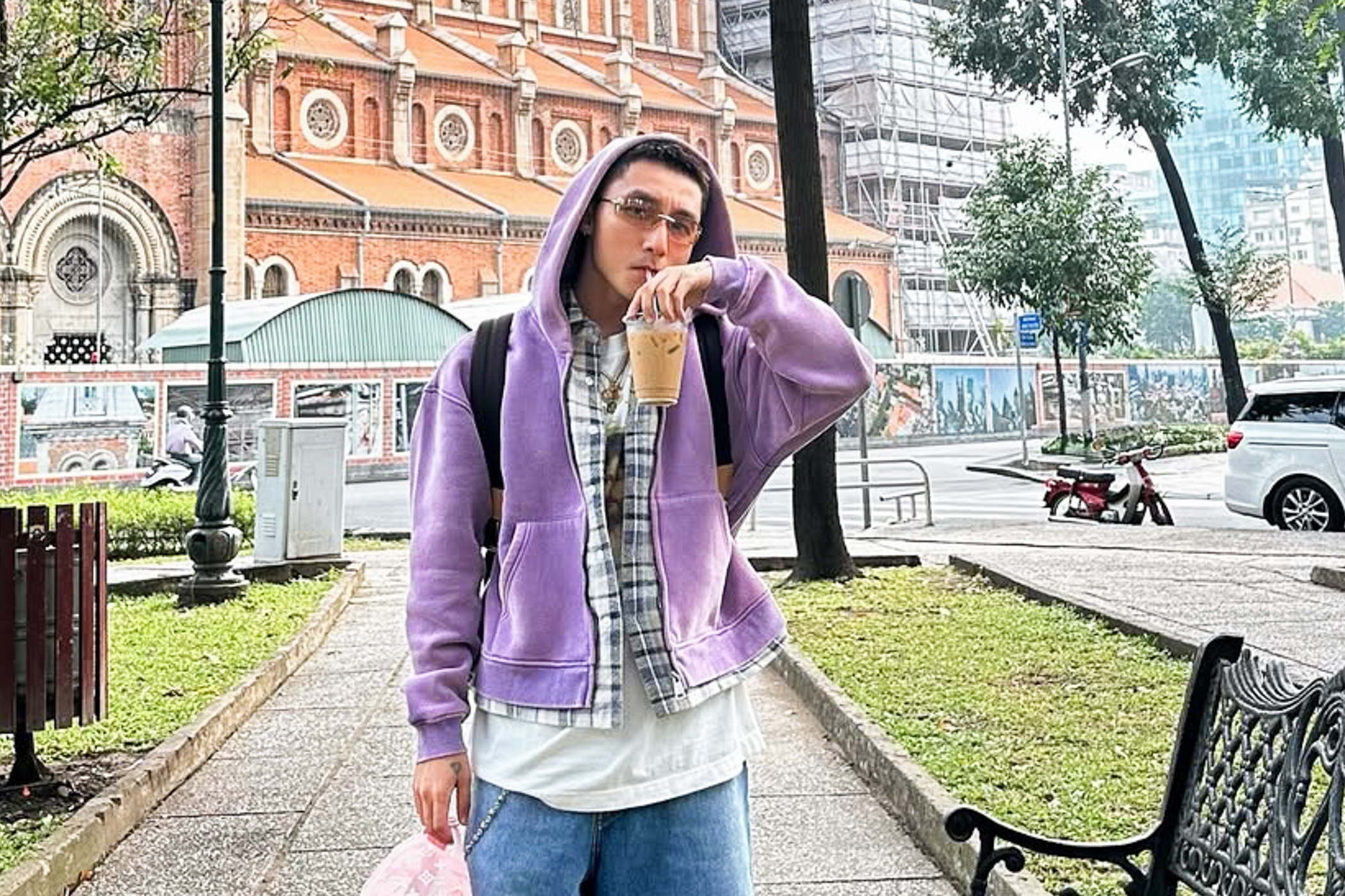 Son Tung M-TP uong ca phe bet o TP.HCM hinh anh