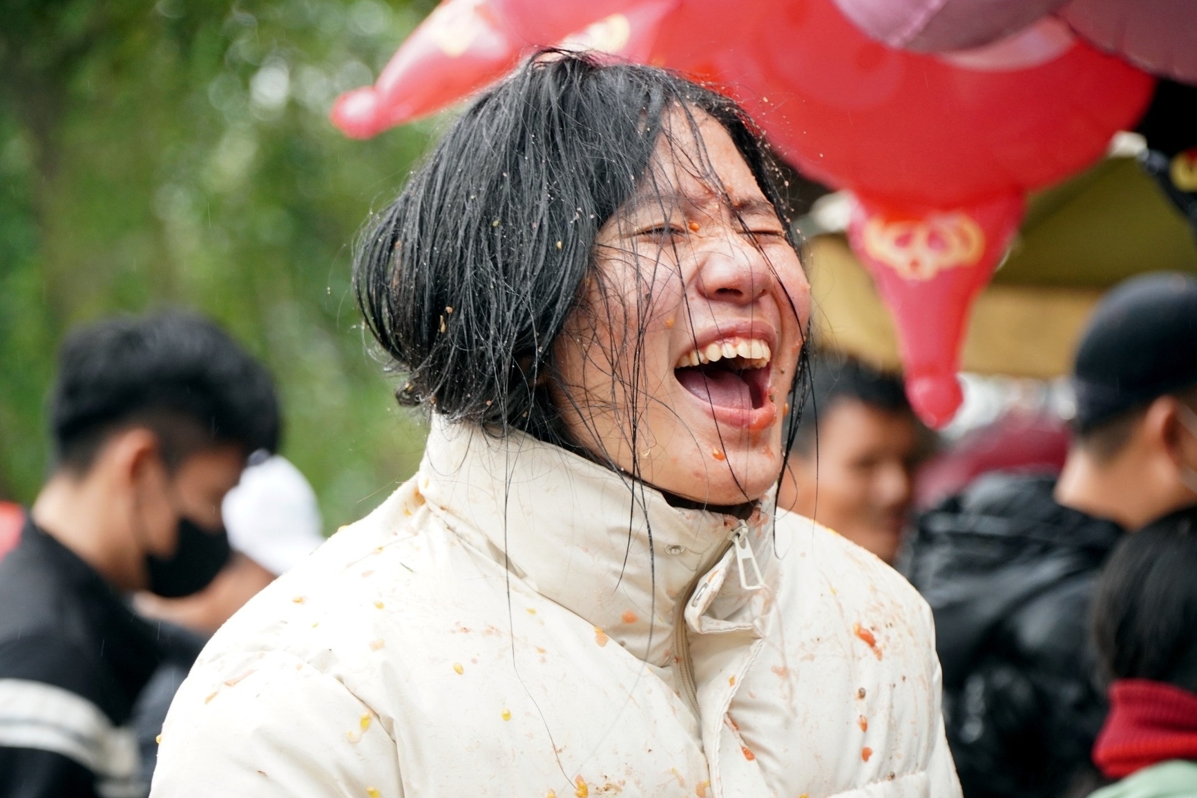 Cuoi hon ho khi bi nem ca chua tai cho dau nam Thanh Hoa hinh anh