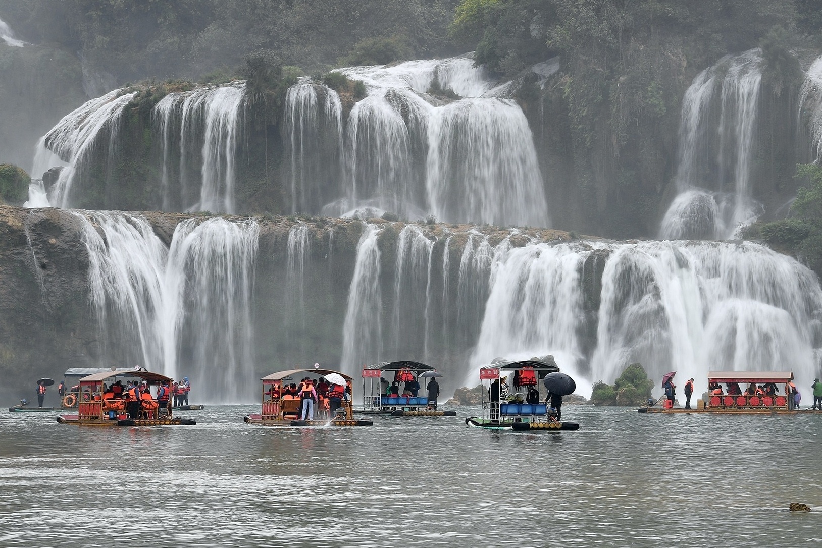 Thac Ban Gioc dong duc du khach ngay cuoi cung ky nghi Tet hinh anh