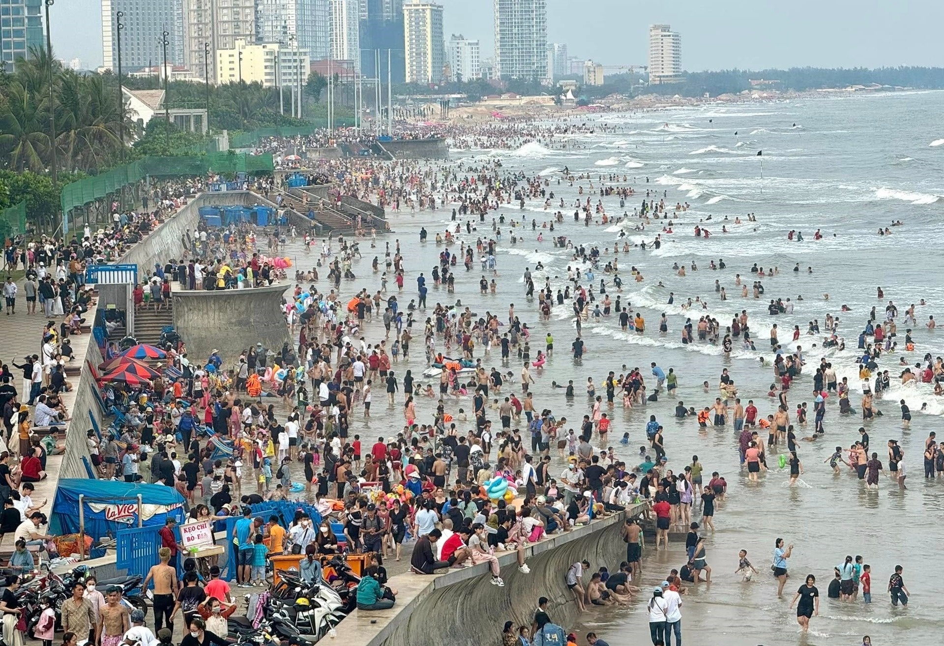 Bien Vung Tau dong duc dip tet At Ty, ngay cuoi khach do ve cang nhieu hinh anh