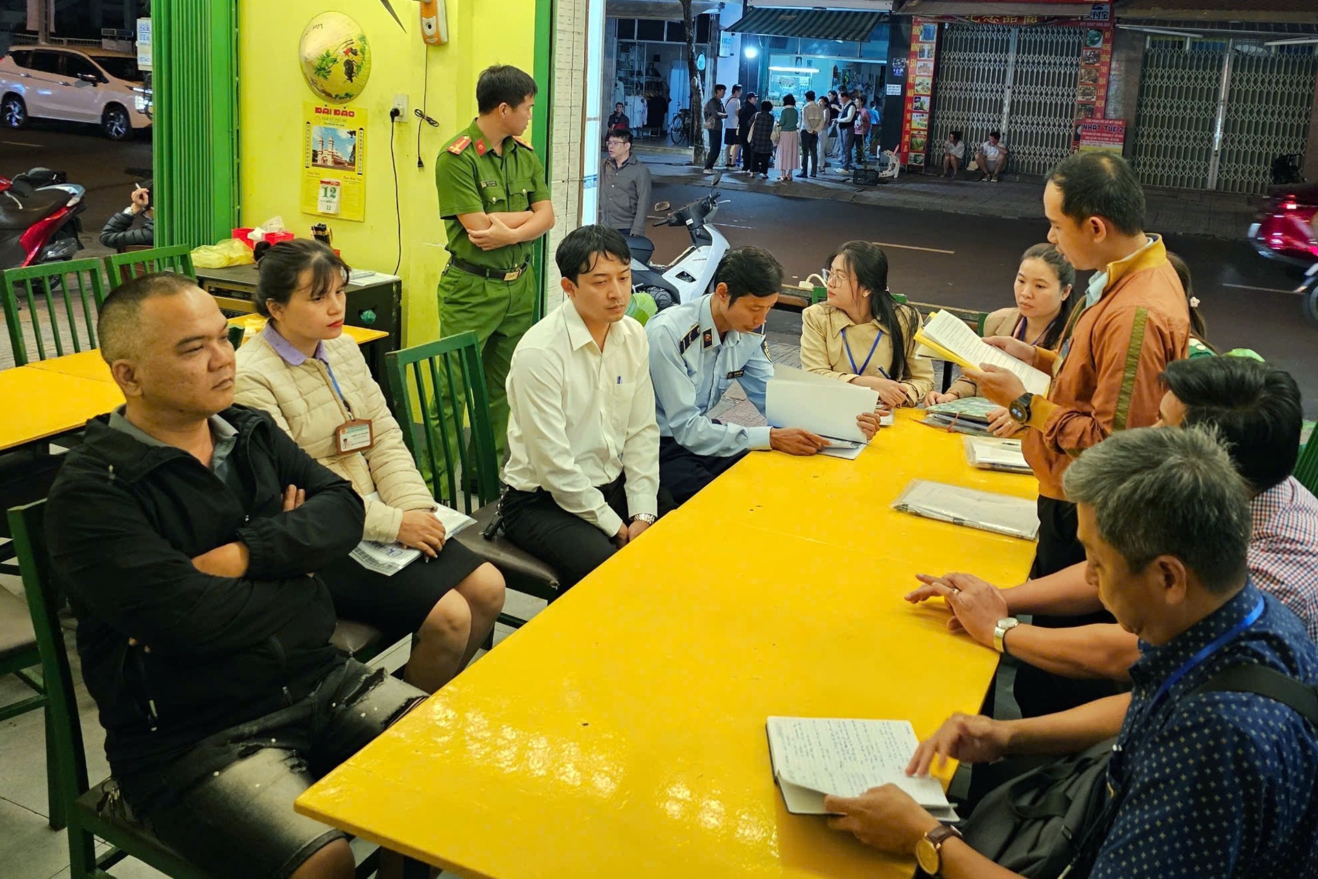 Loat sai pham tai quan an 'chat chem' khach Trung Quoc o Nha Trang hinh anh